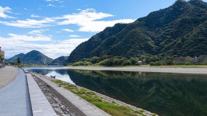 旅館前の道は長良川プロムナードとして整備され、散策できます。