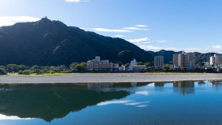 旅館前には雄大な長良川と金華山を一望