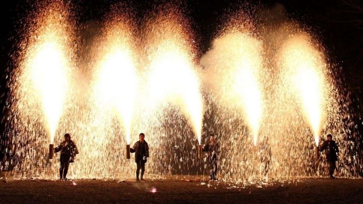 【伊奈波神社】節分祭では100本以上の手筒煙火が奉納されます