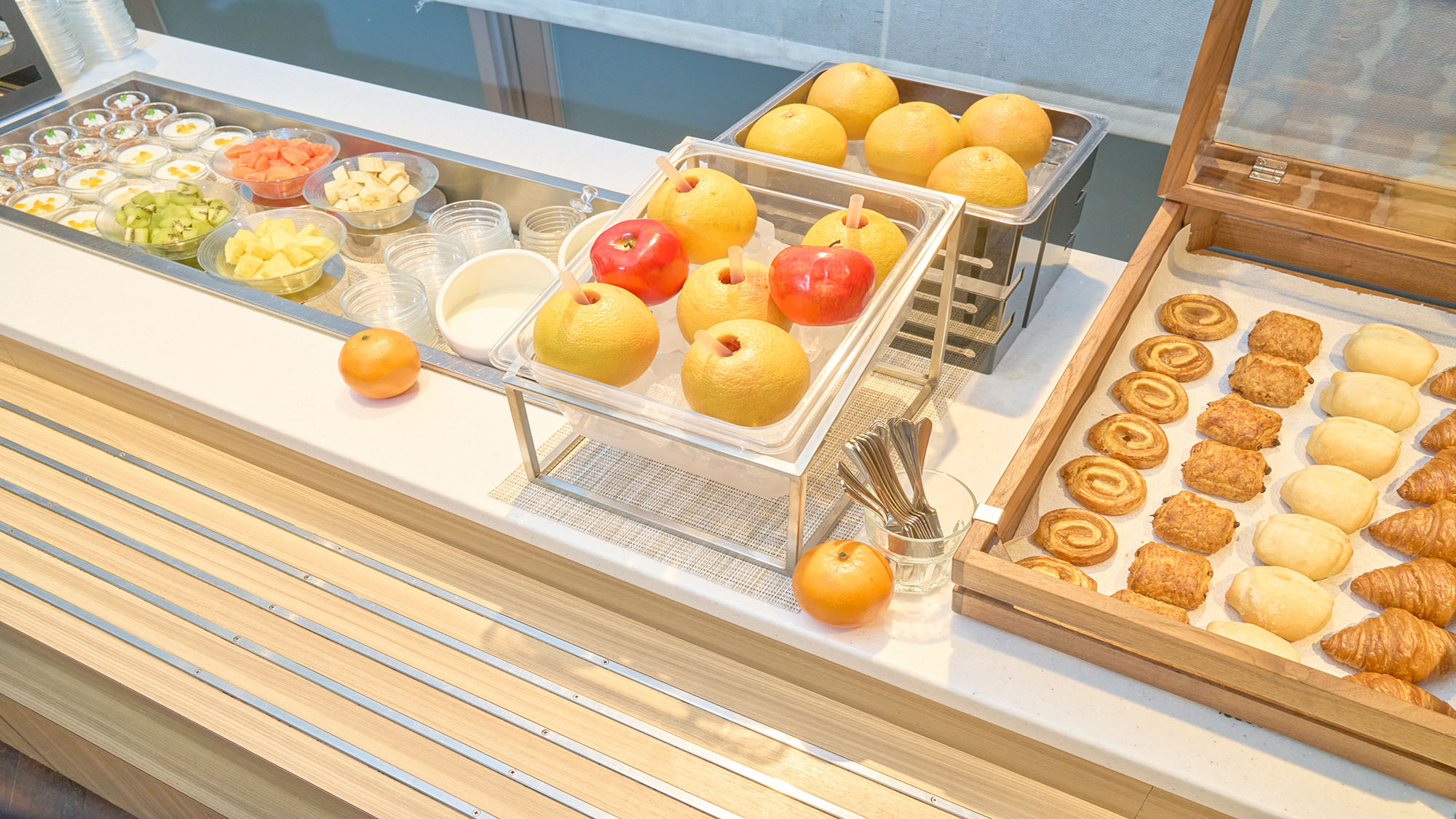 焼きたてのパンに種類豊富なフルーツ