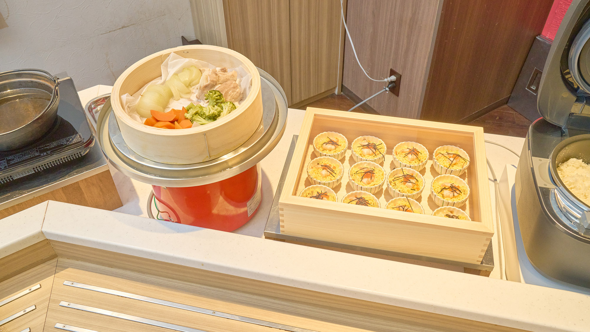 ヘルシーな蒸し野菜が並ぶ朝食ビュッフェ。栄養満点の一皿をどうぞ！