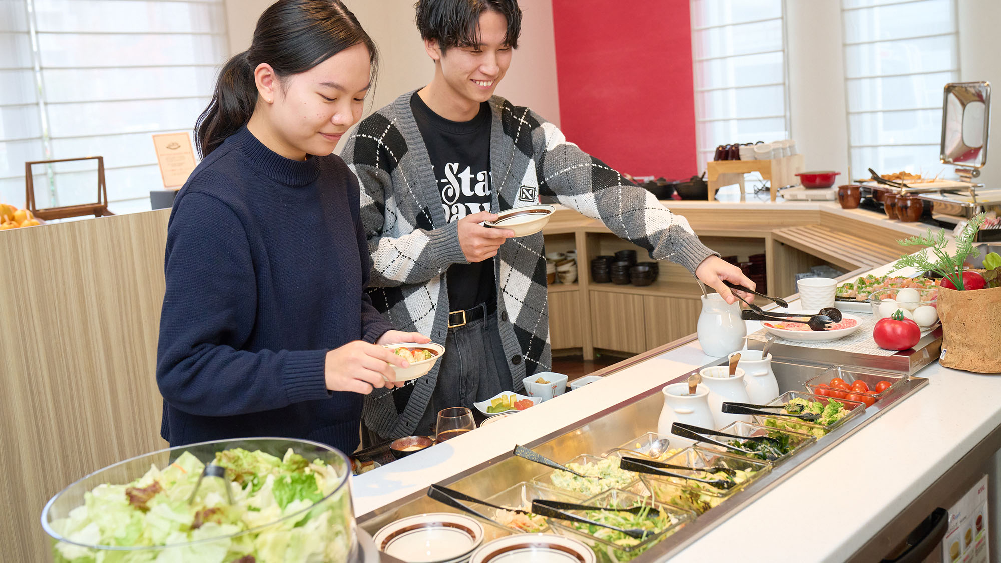 自由に選べるサラダバーや豊富なメニューで、自分好みの朝食を楽しめるホテルビュッフェ