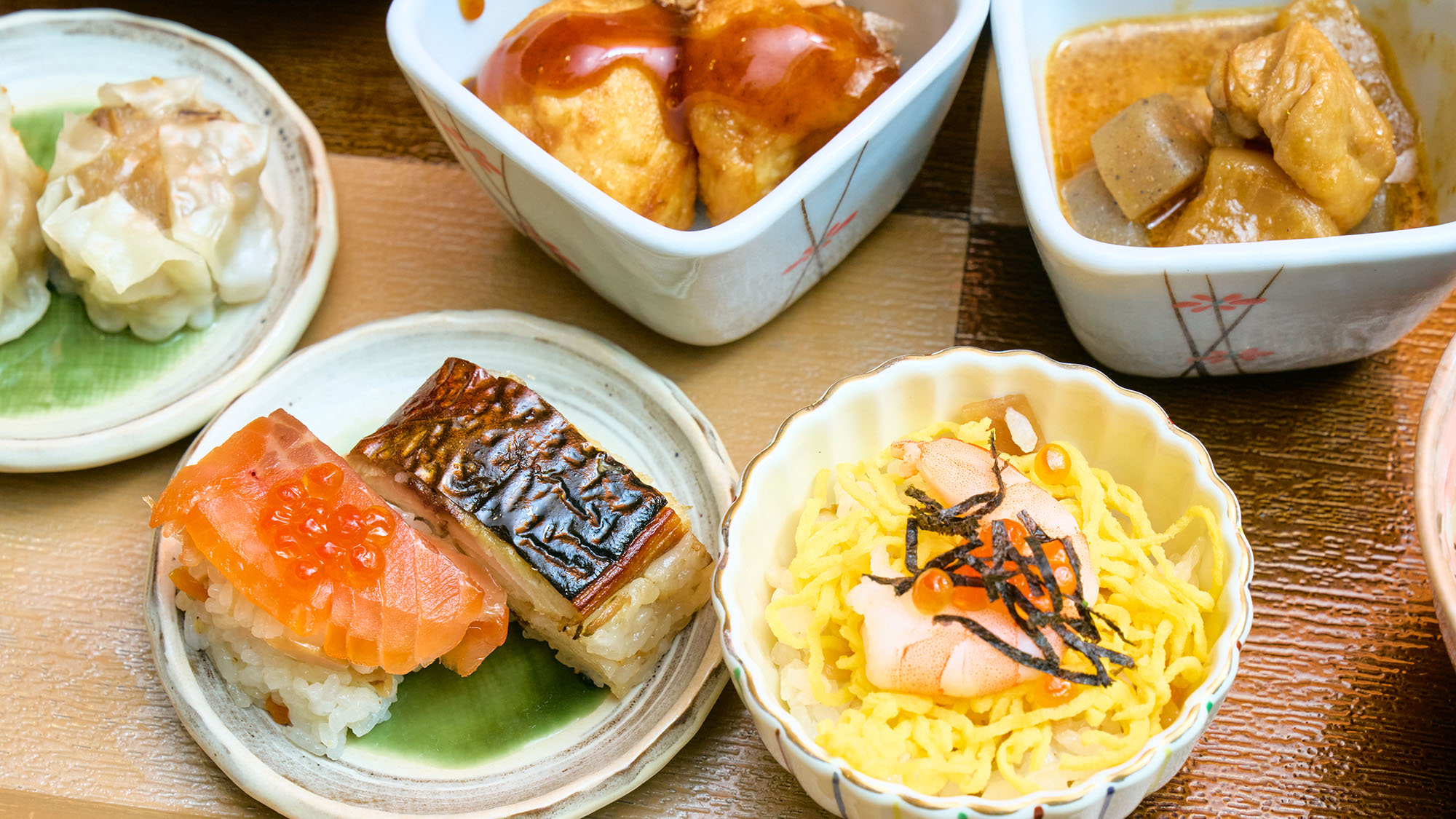 色とりどりの寿司やちらし寿司が楽しめる贅沢な朝食ビュッフェ。