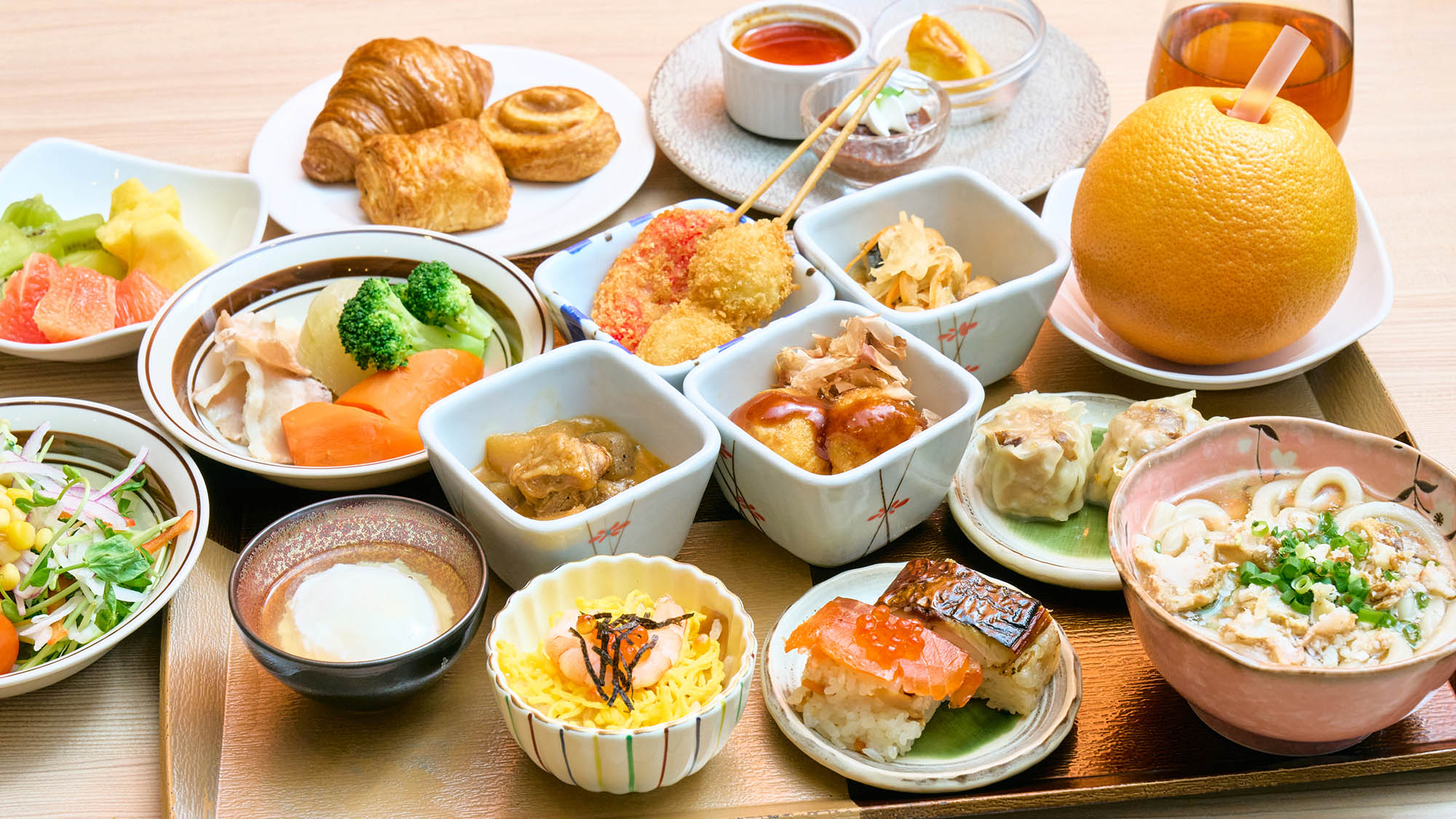 和洋折衷のバラエティ豊かな朝食ビュッフ..