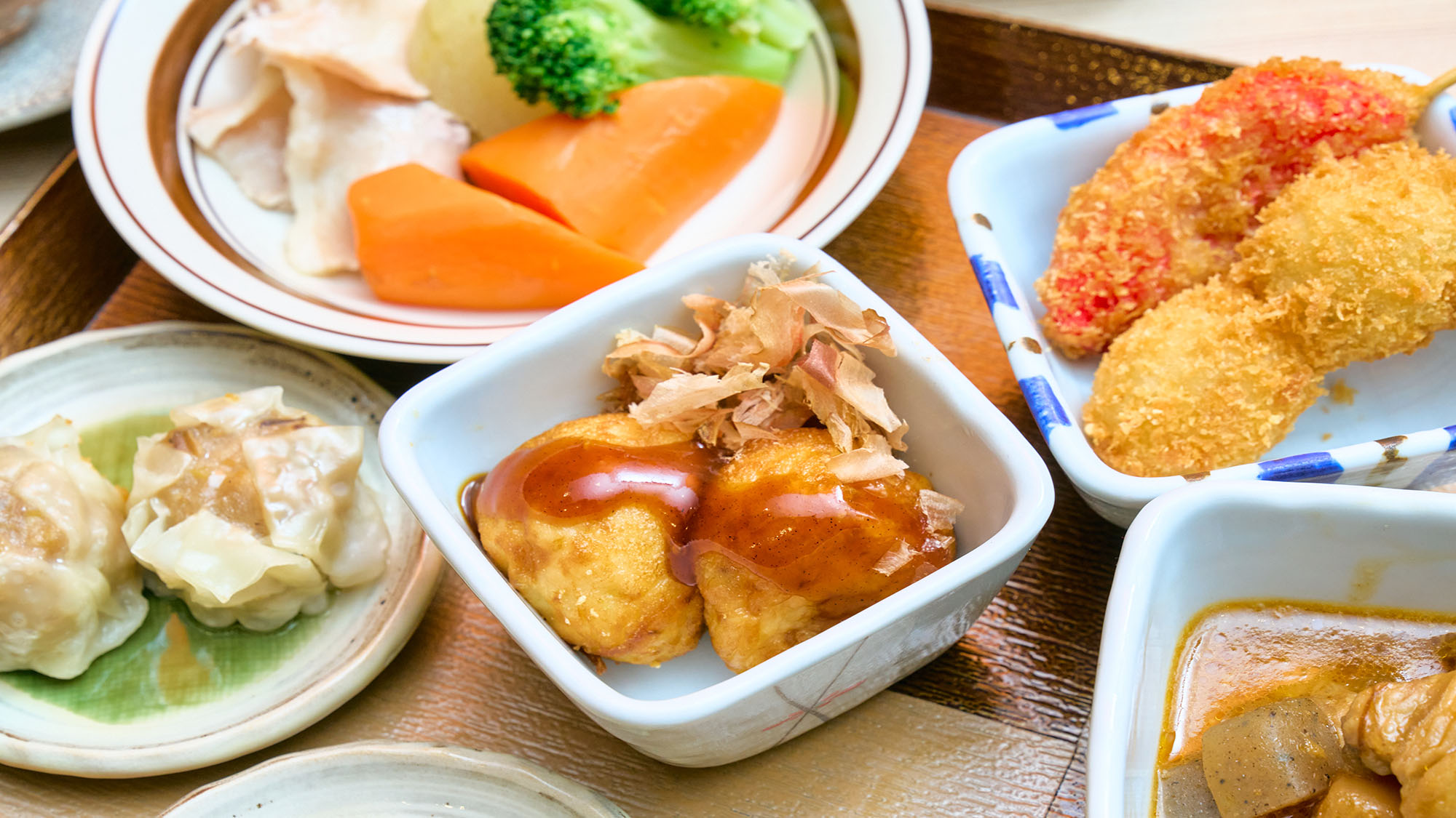 たこ焼きや串カツなど、大阪名物を味わえ.