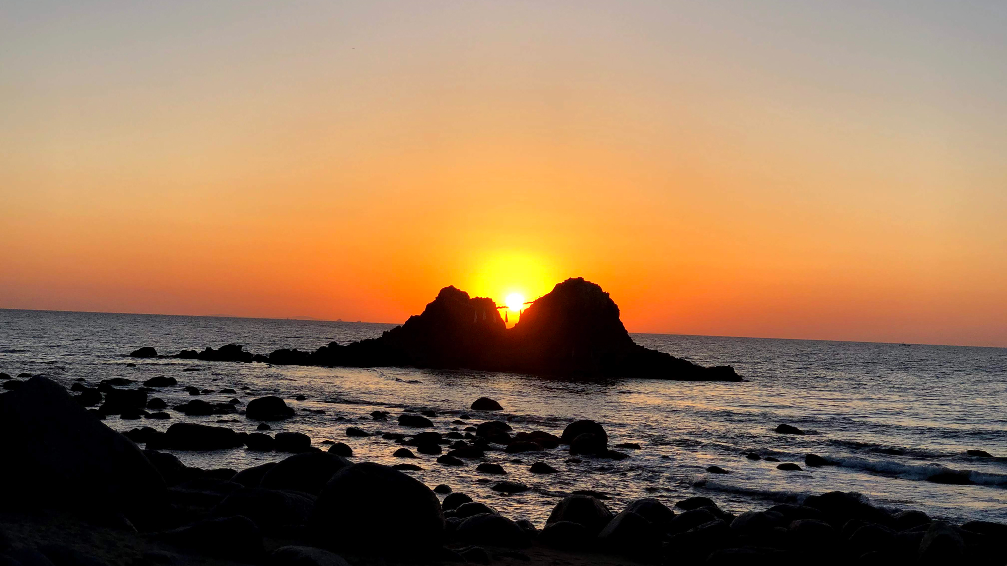 ホテルから車で約30分。桜井二見ケ浦の夫婦岩は人気のスポット