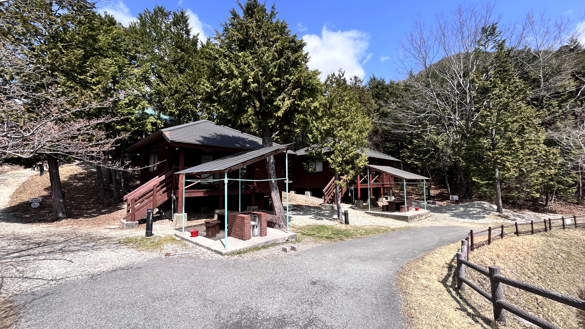 【池側・コテージ】