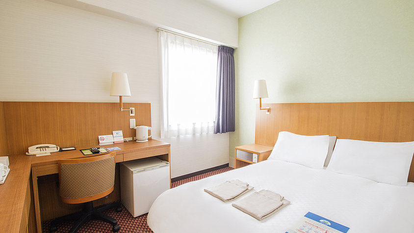 ■ダブルルーム（本館）：14㎡・140ｃｍ×195㎝（シモンズ社製）のベッドをご用意。