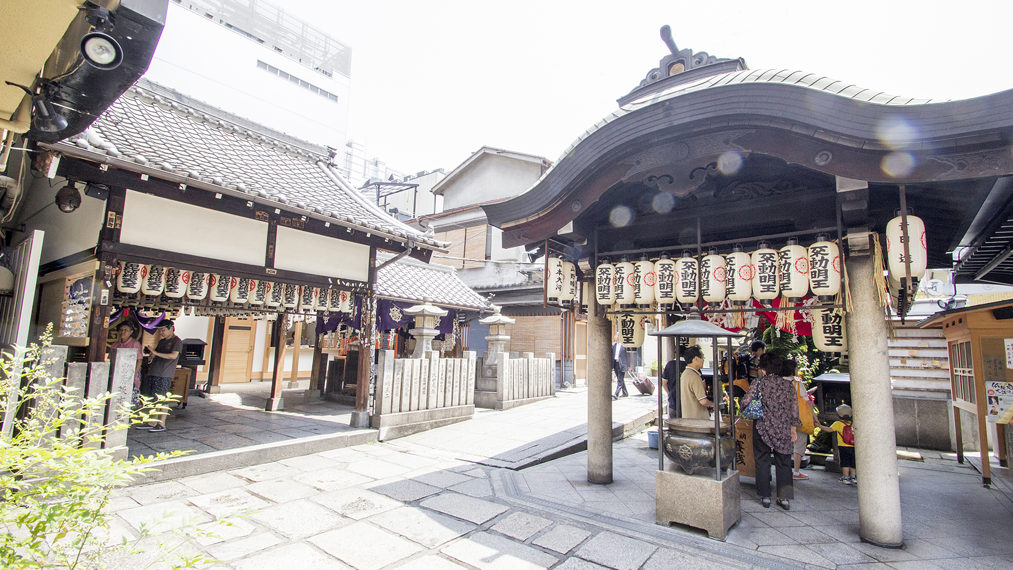 ■周辺施設：「法善寺横丁」お水をお不動さんにかけてご祈念する「水掛不動」が有名です