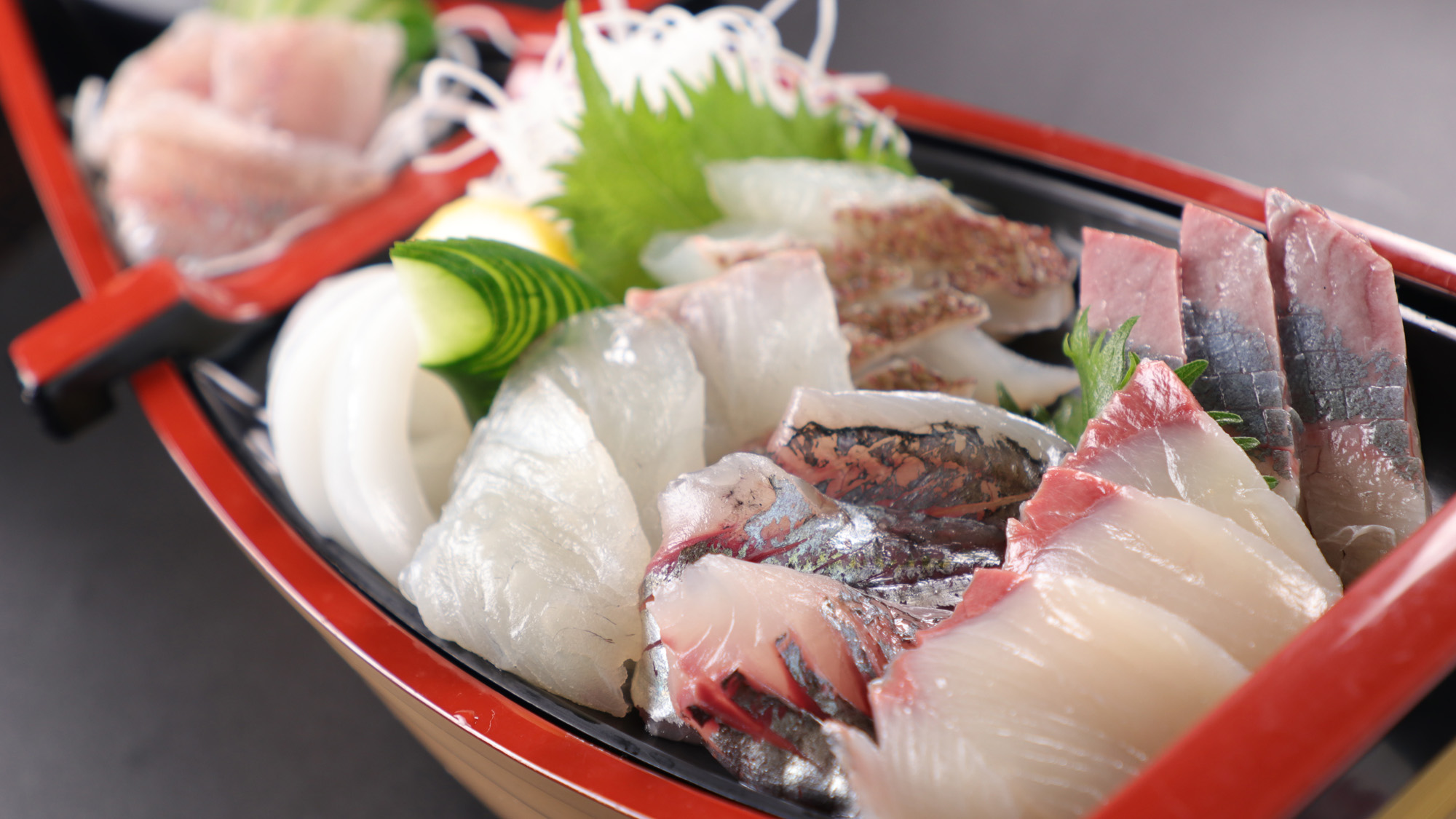 旬の魚介を詰め込んだ「大漁小舟盛り」は、その時期採れた美味しい旬の魚介を詰め込みました。写真はもちろん一人前ですよ♪