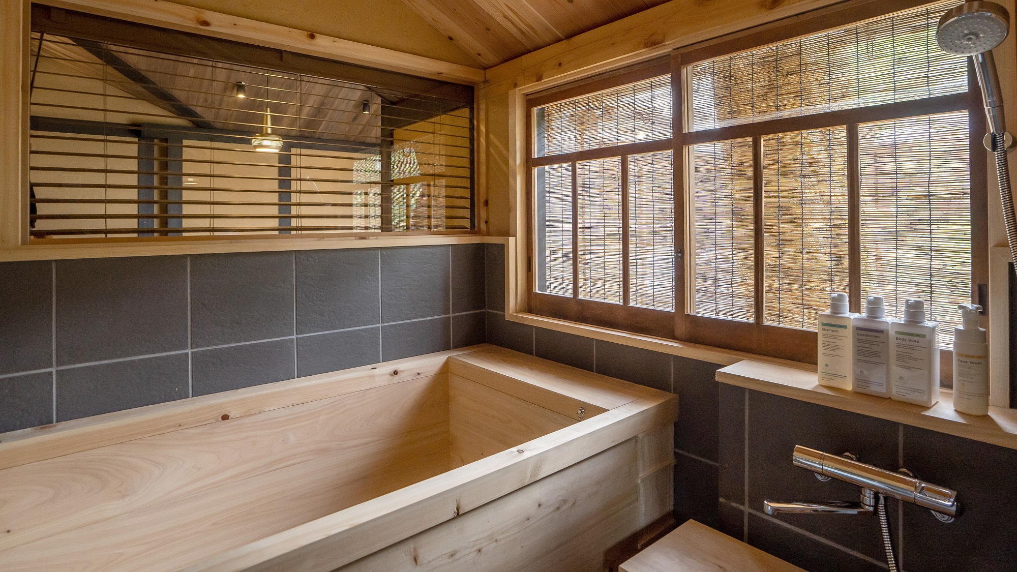 【お風呂】職人さん手作りの檜風呂をご用意。※一部客室はシステムバスとなります。