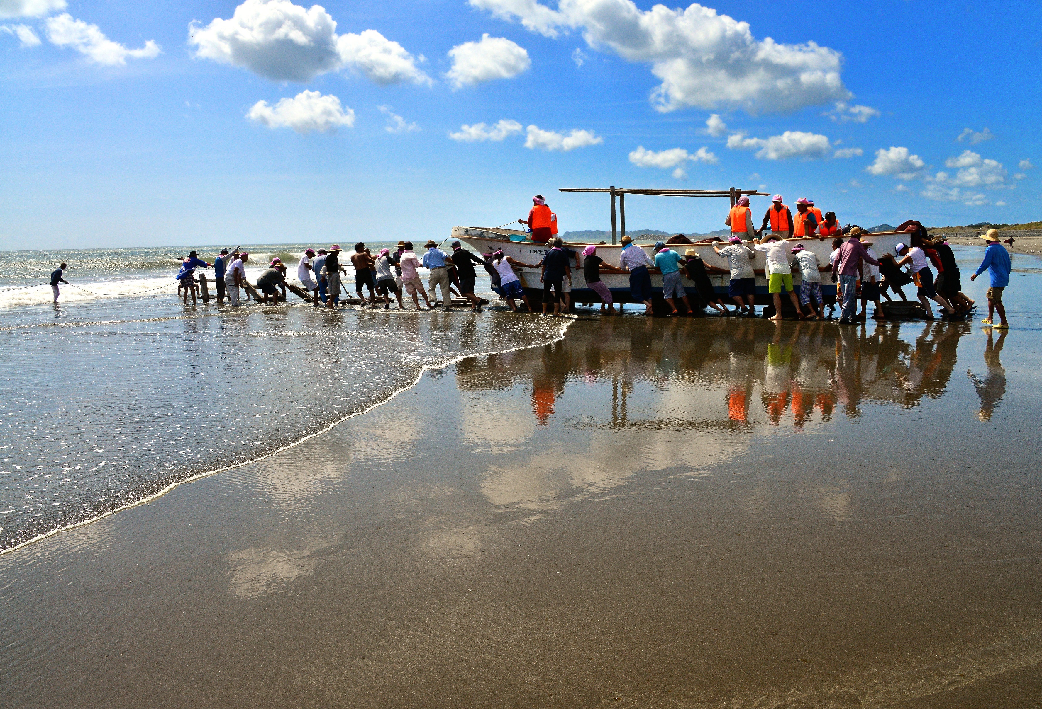 真っ青な海と水平線が広がる九十九里浜の海　