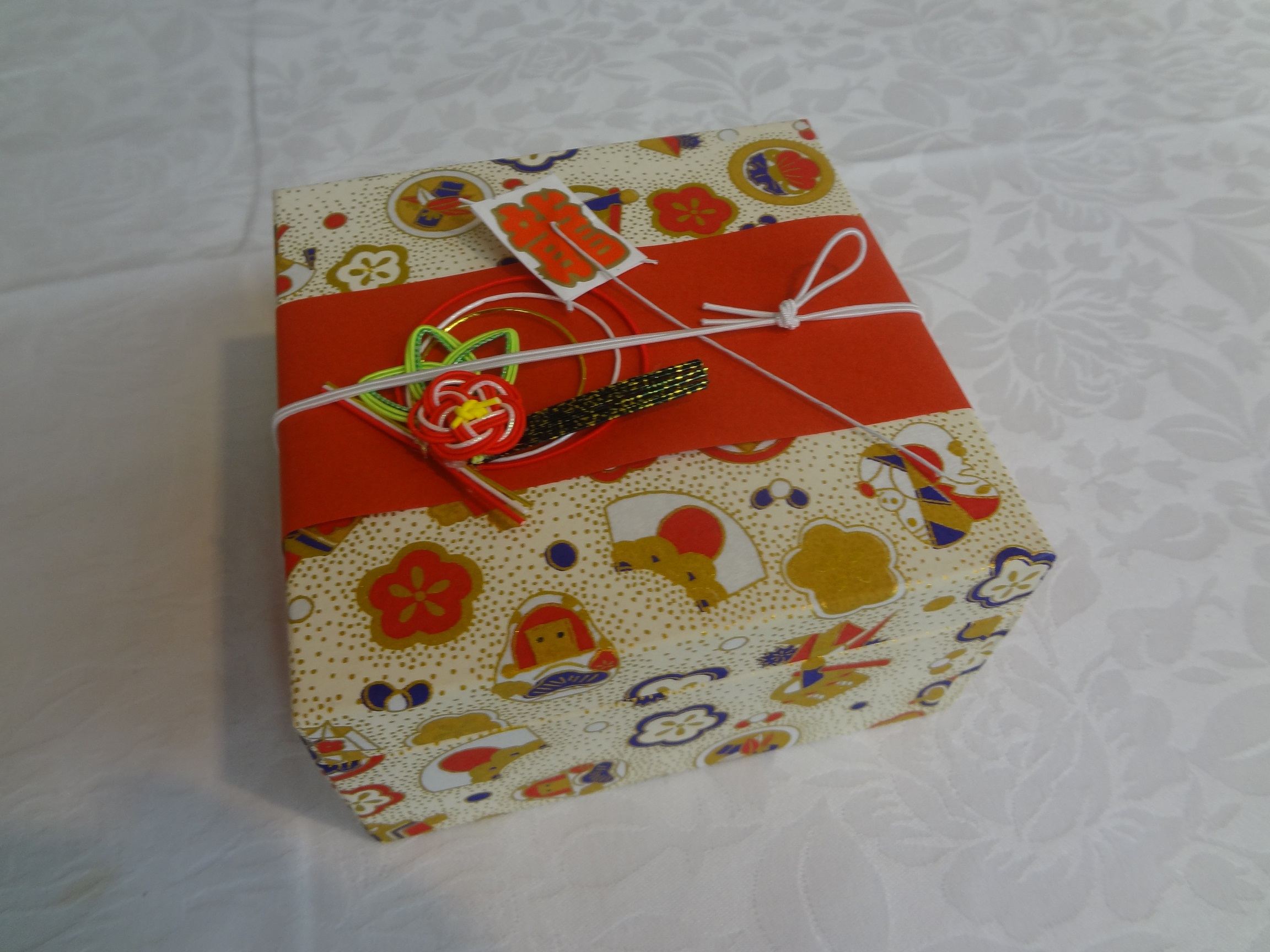 掛紙のかかったミニおせち