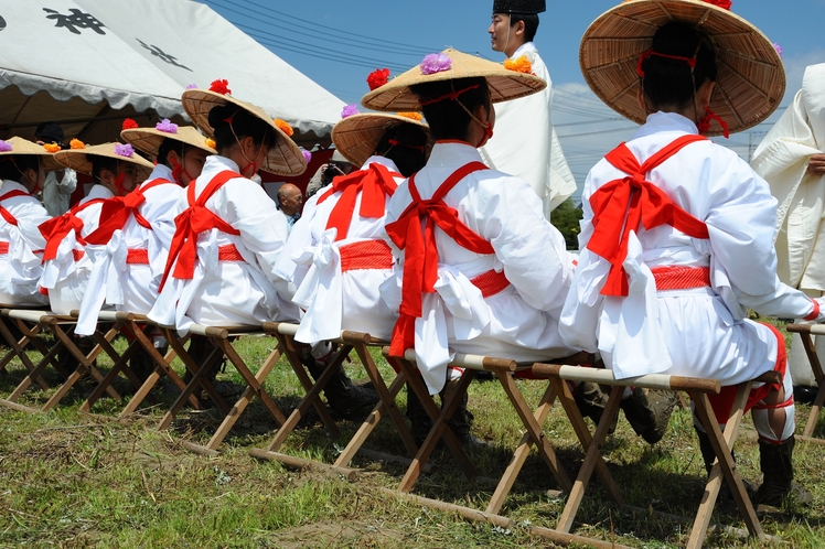 御田植祭　毎年4月29日に行われます　早乙女による田舞や手植えが行われます