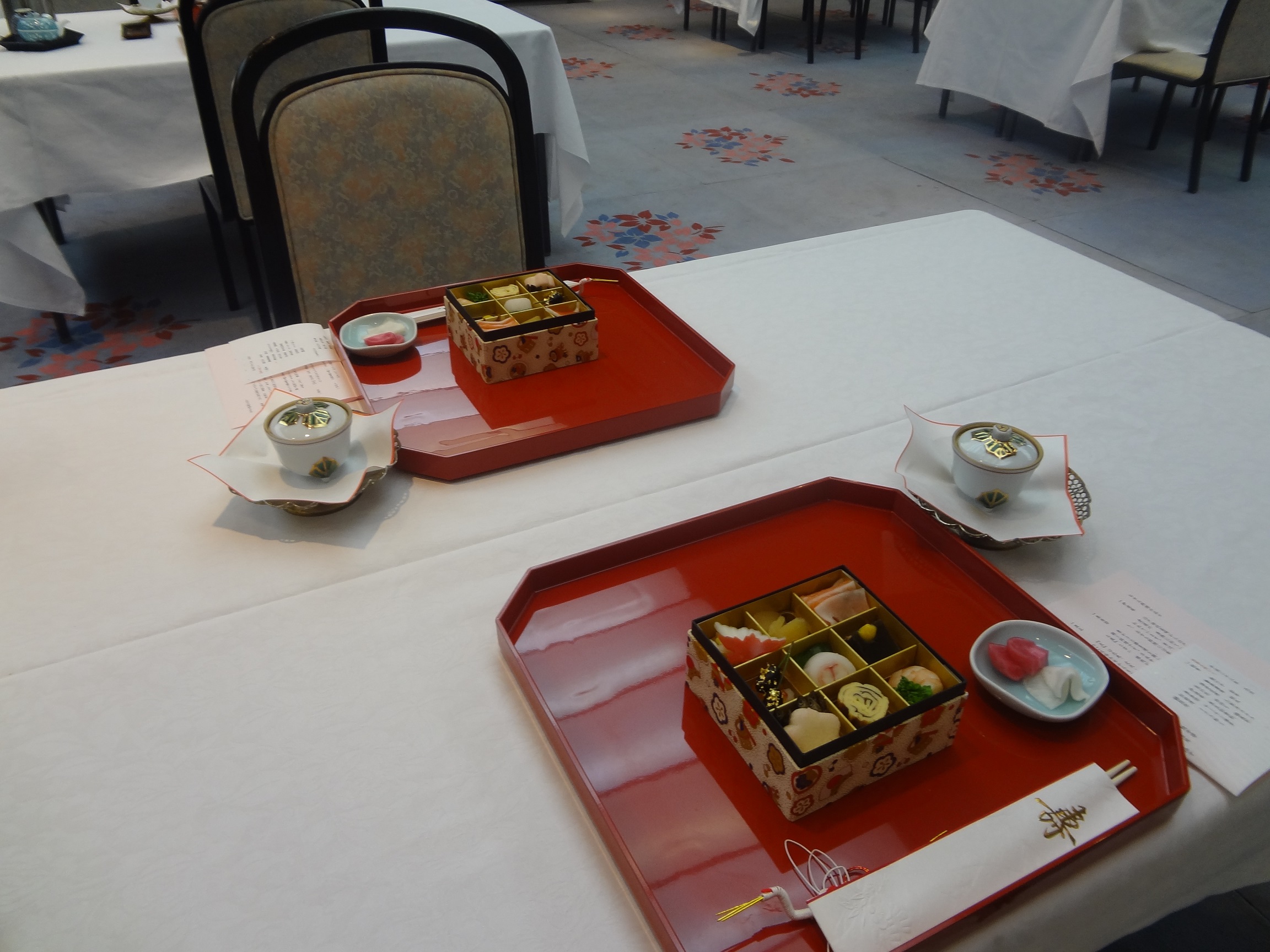 ミニおせちを置いた食事処