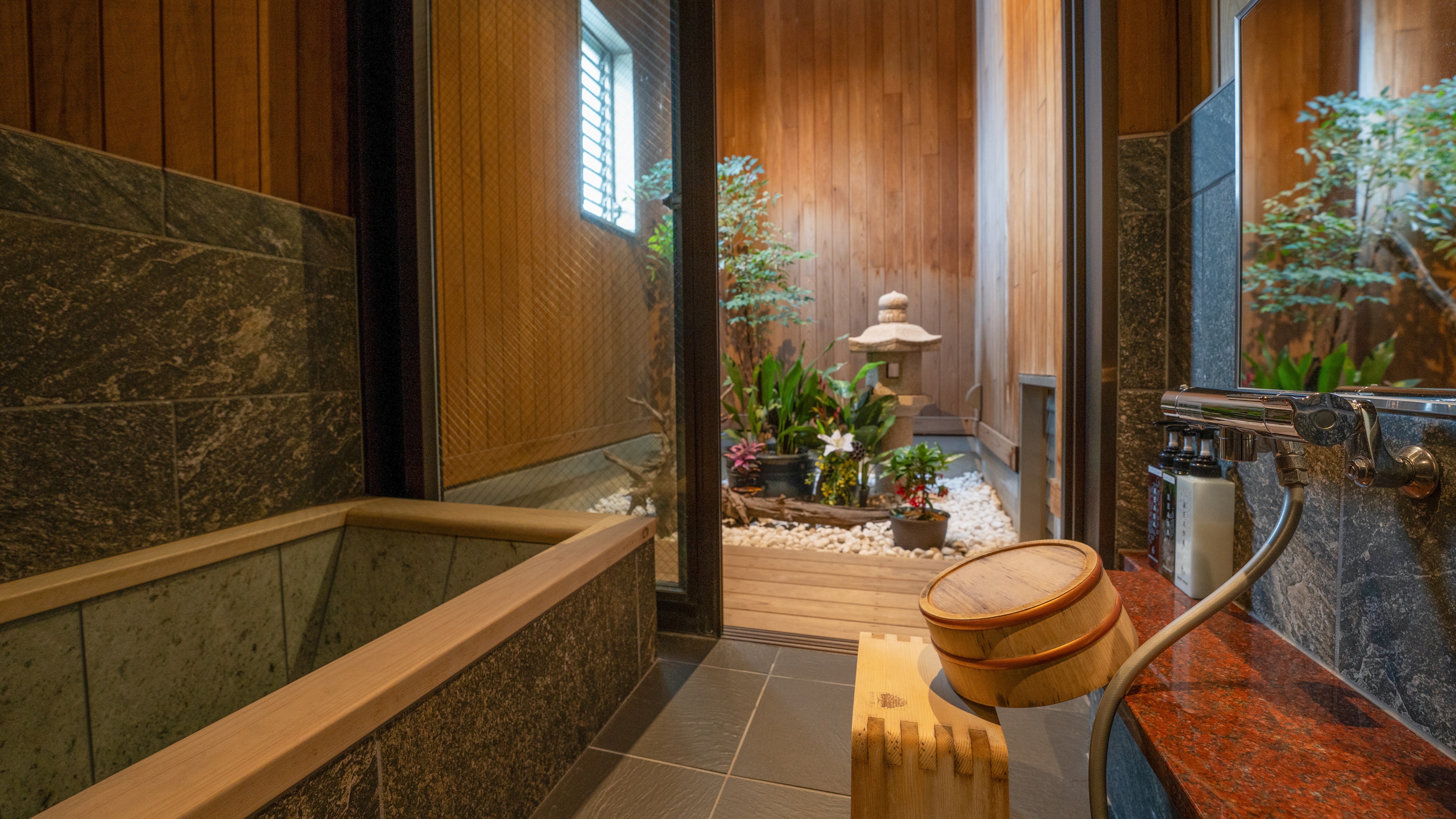 *【禁煙】＜4F 和室10畳＞庭園風呂付き（一例）