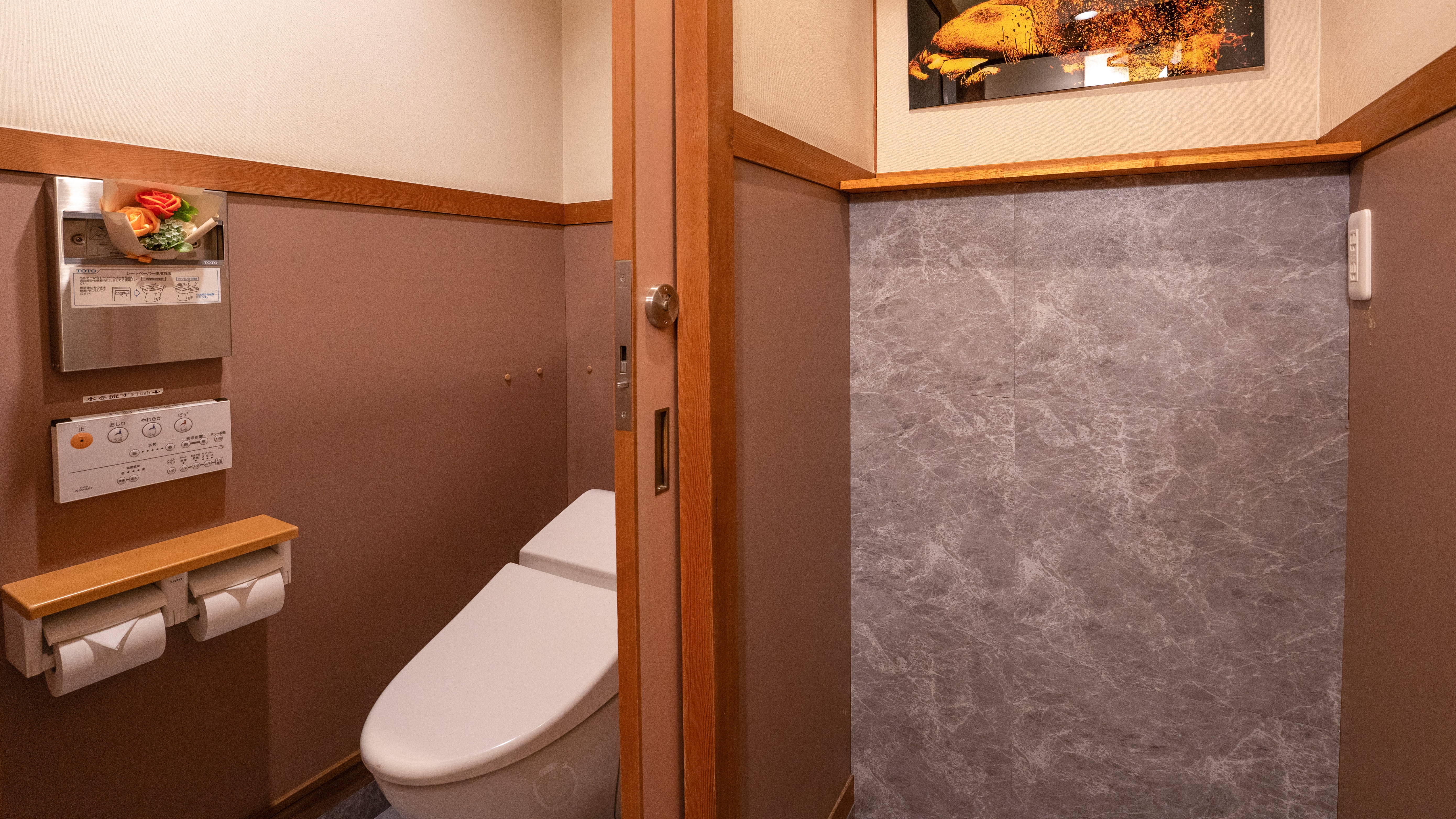 *【設備】＜2F ワンフロア貸切＞お部屋の前に客室専用トイレがございます。