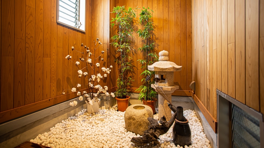 *【新館】和室10畳：木のぬくもりが優しい内装。箱庭付きで贅沢なひとときを・・・