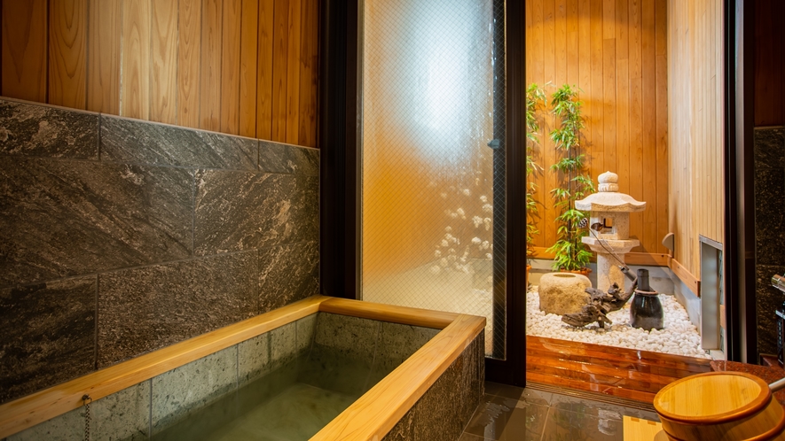 *【新館】和室10畳：お風呂は庭園風呂があり、お湯に浸かりながら箱庭を楽しめます。