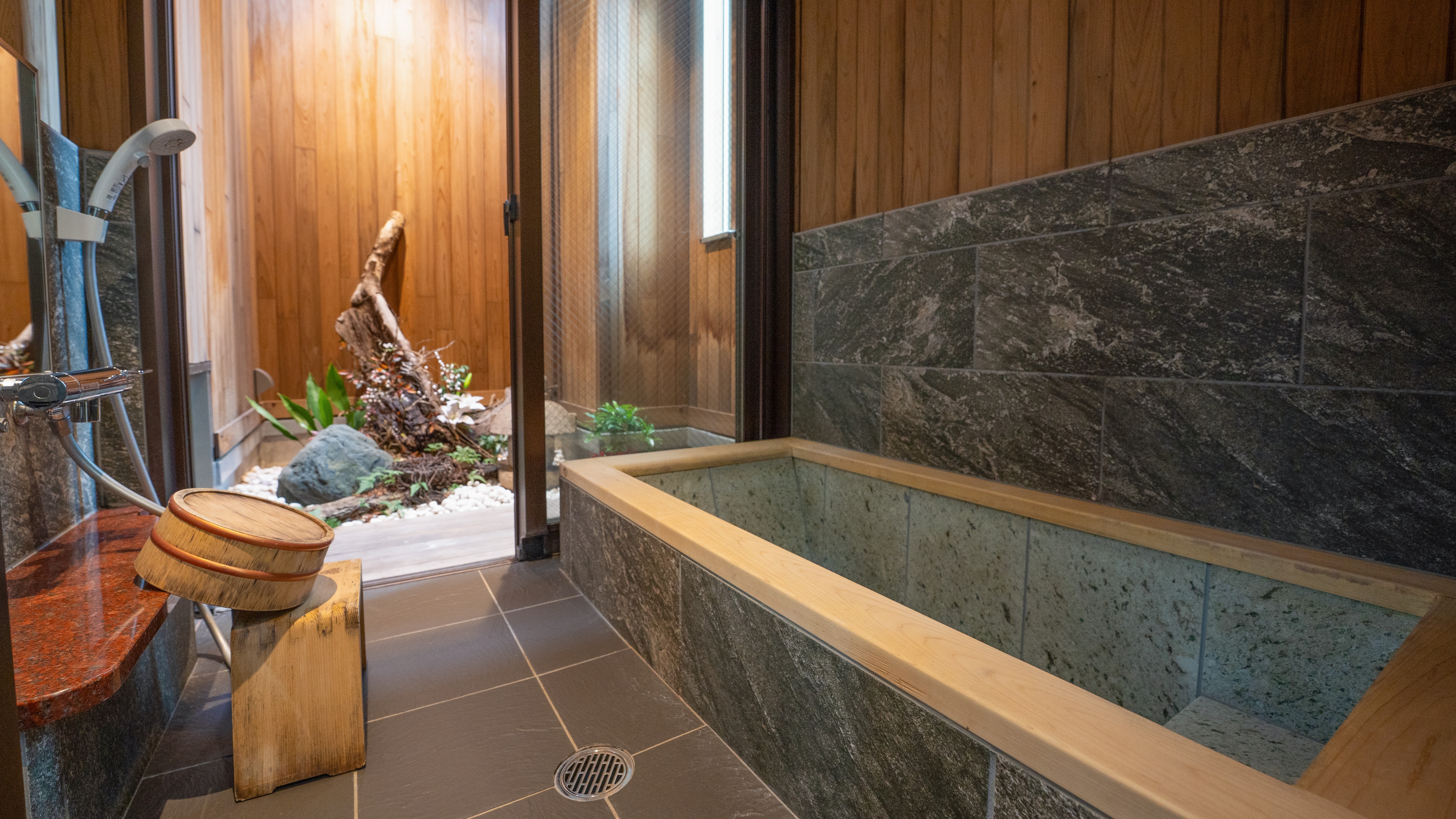 *【禁煙】＜4F 和室10畳＞庭園風呂付き（一例）