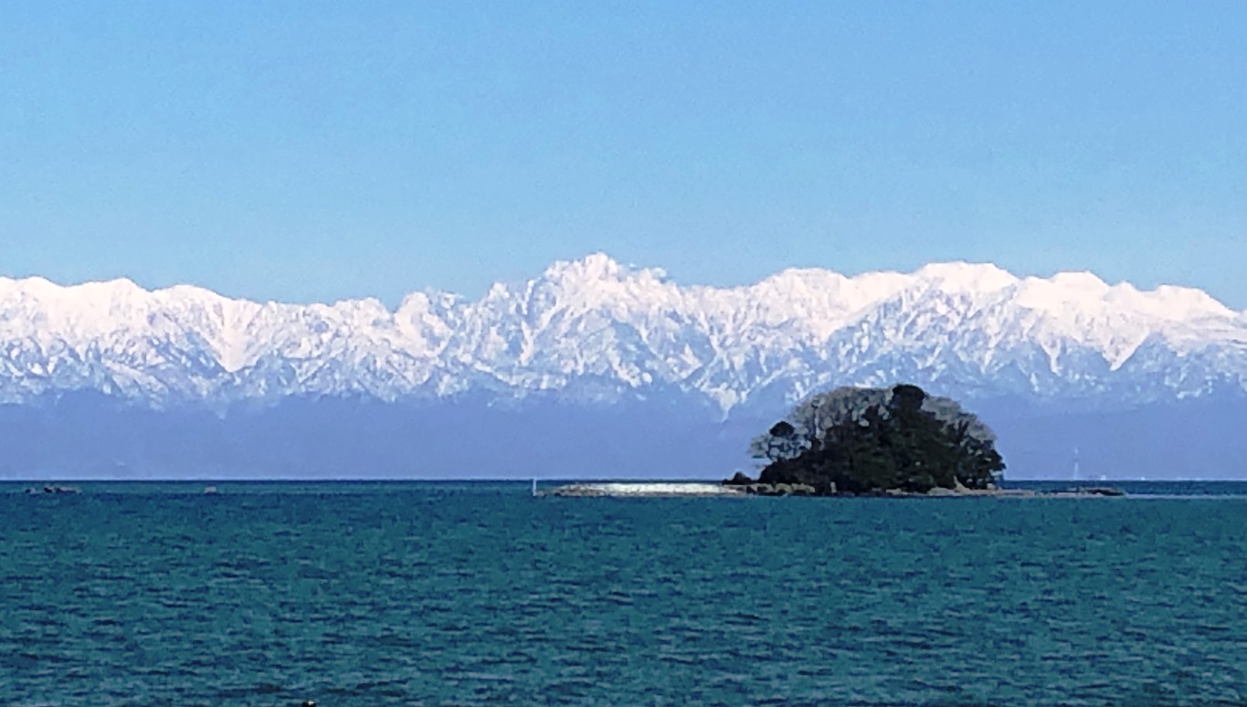 海越しの雪の立山連峰はまさに絶景