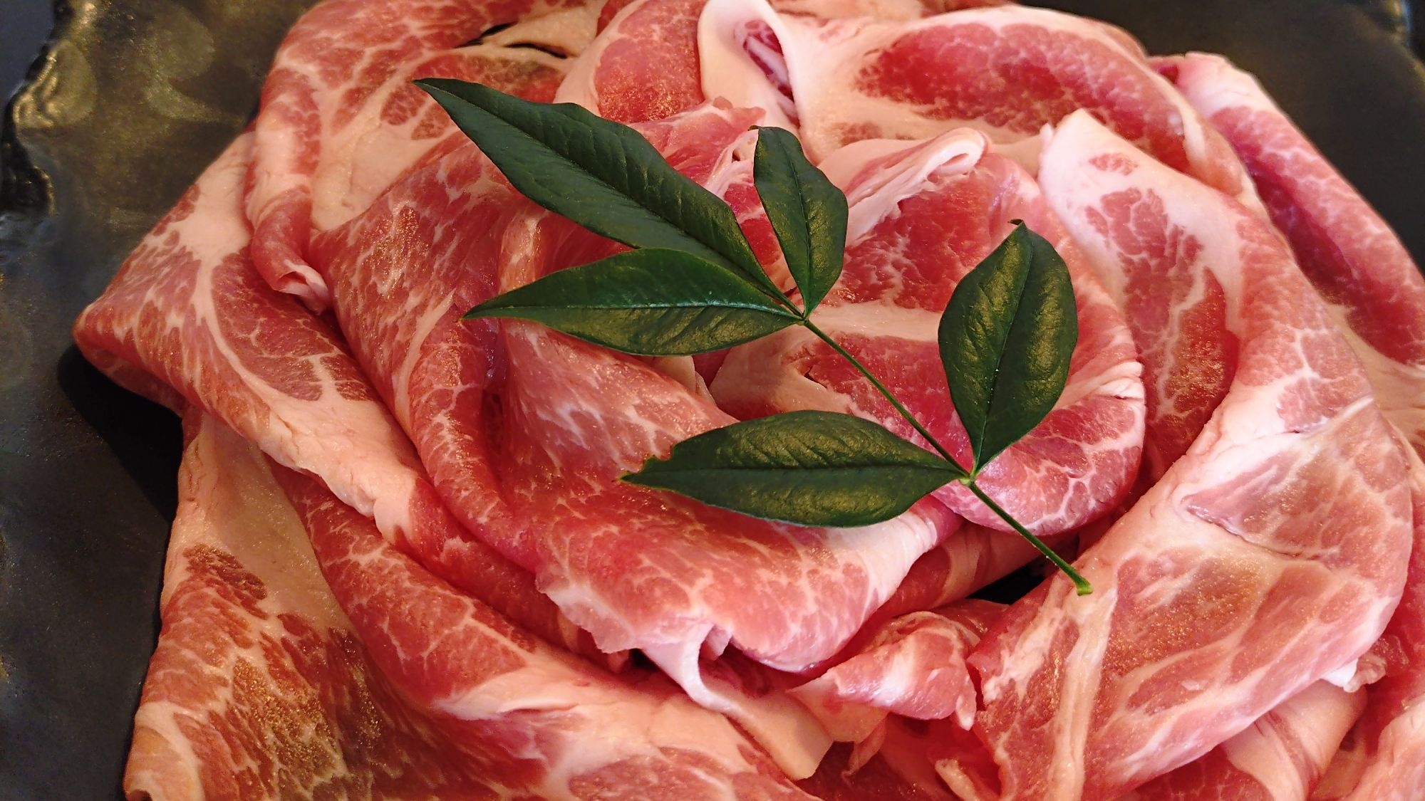 【熊野ポークを味わう】旨みたっぷりのしゃぶしゃぶを、お鍋でじっくり堪能。