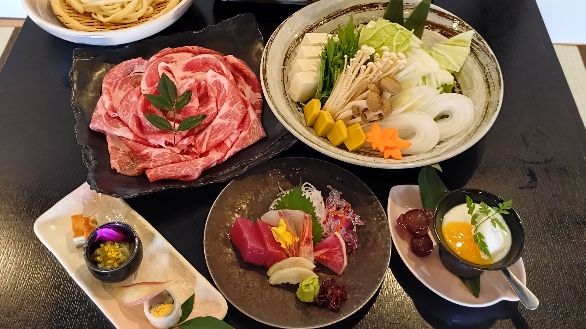 【熊野ポークしゃぶしゃぶ】『昆布出汁』と『和風出汁』でお楽しみください。