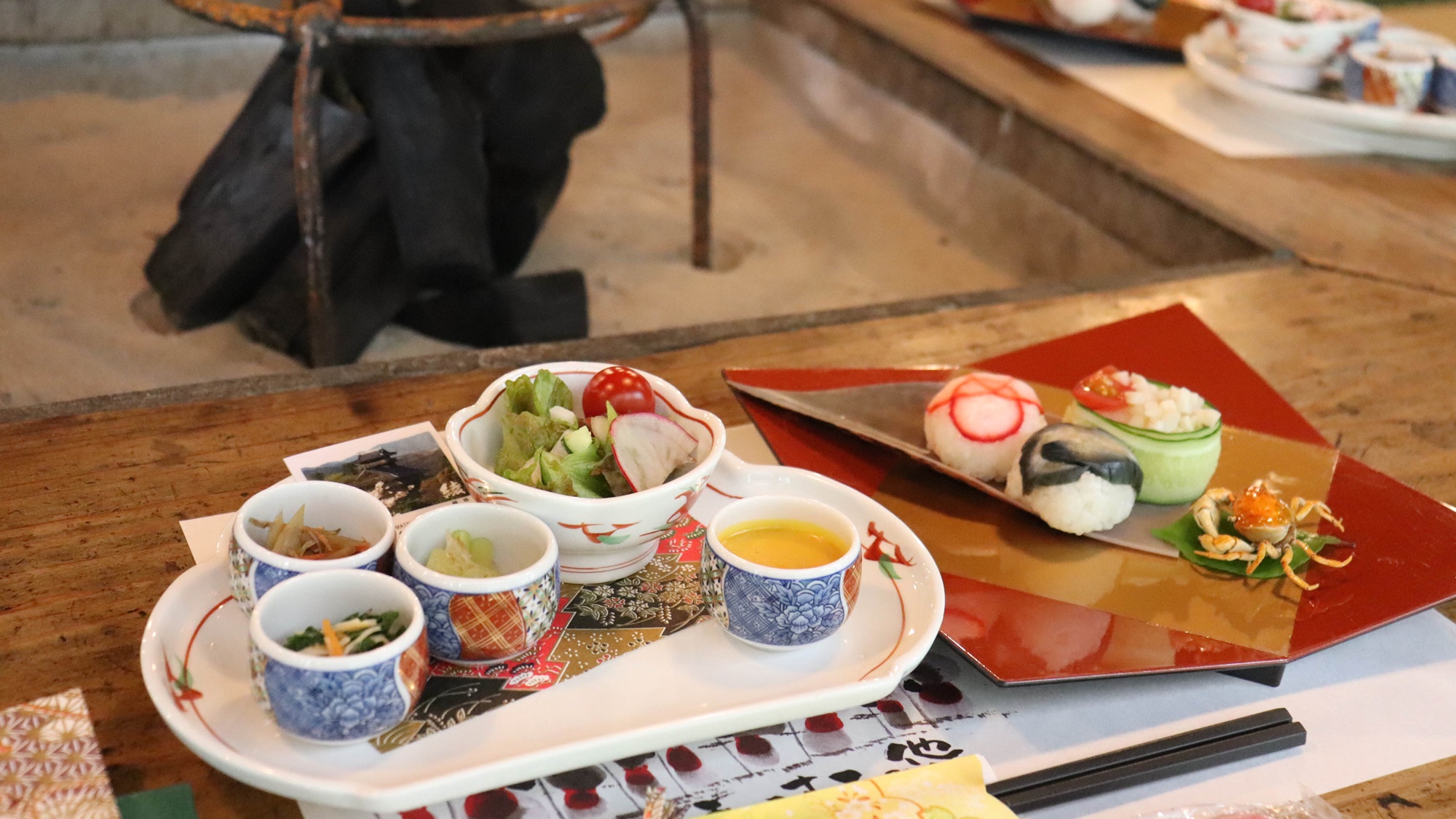 【囲炉裏スペシャルグルメ一例】有機野菜の手毬寿司