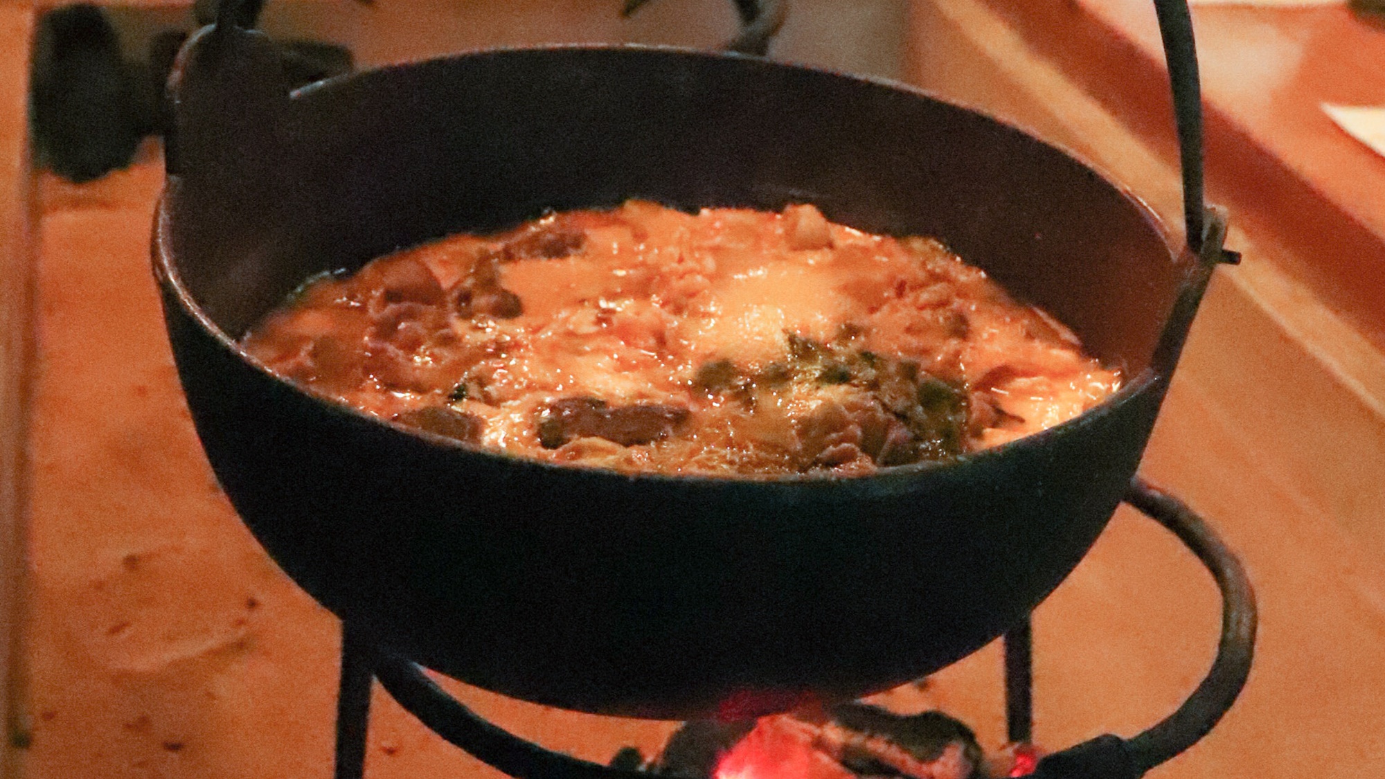 【囲炉裏スペシャルグルメ一例】選べる鍋。地とっこ鶏の鳥すき。〆は親子丼。