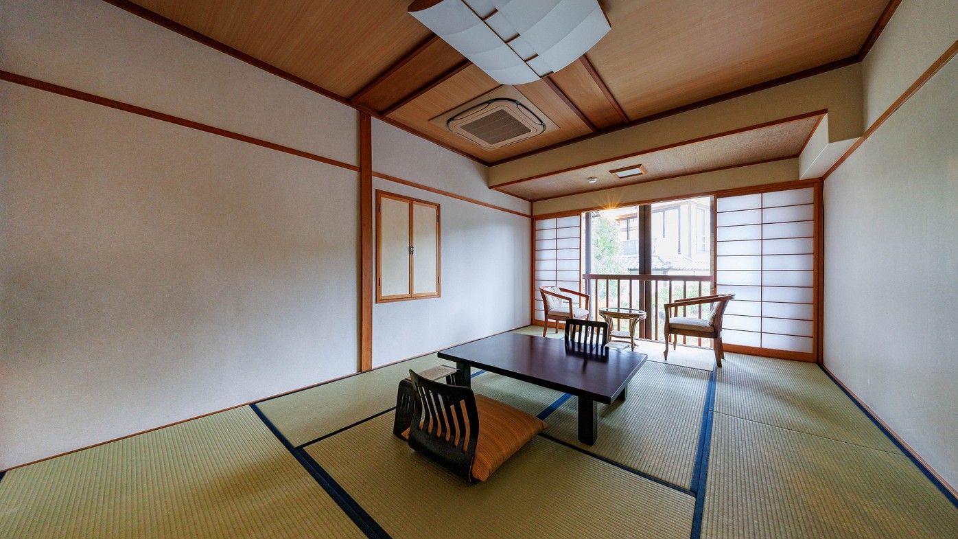 【皐月】本館和室8畳／情緒ある諏訪大社の杜を望む（バス無）