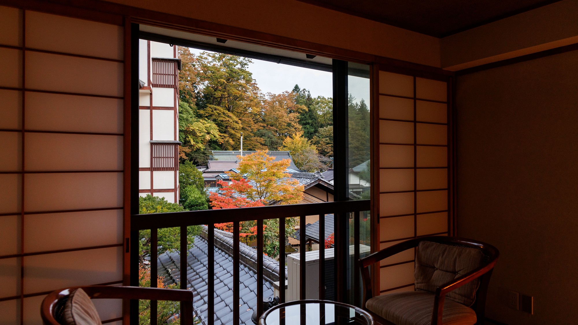 ■【皐月】本館和室8畳／情緒ある諏訪大社の杜を望む