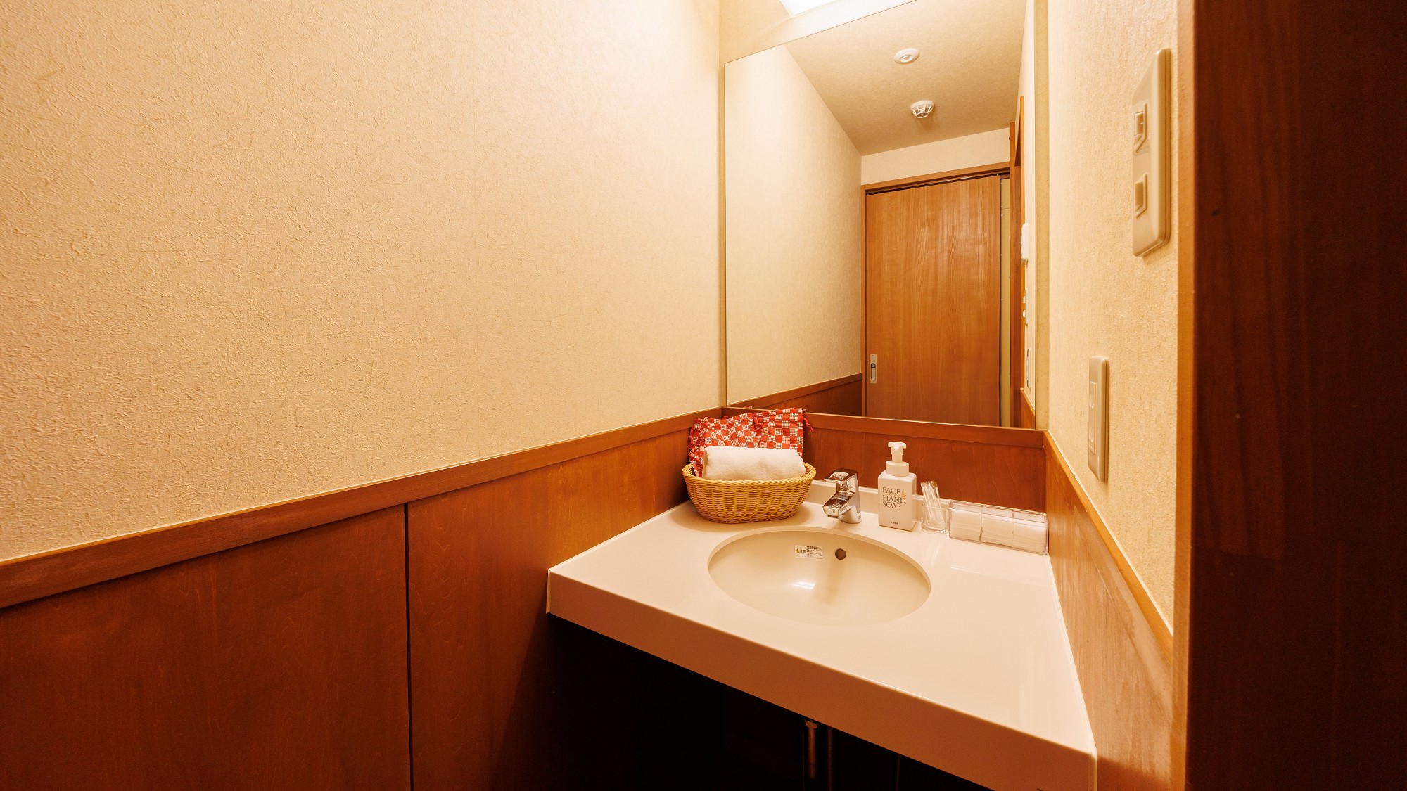 ■【花水木】本館和室10畳　ツインベッド／下諏訪の街並みを望む