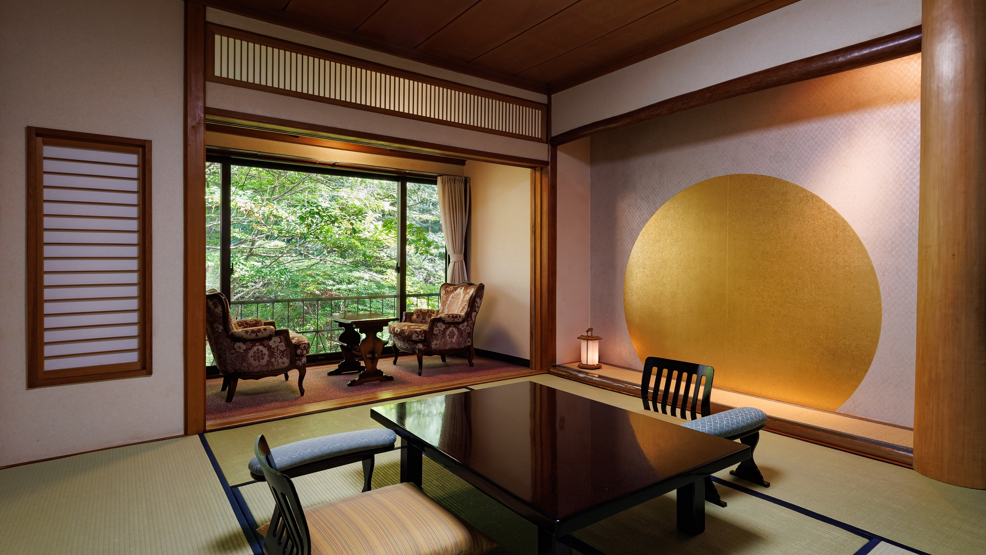 ■【水月】本館和室10畳＋広縁／四季を映す日本庭園を望む