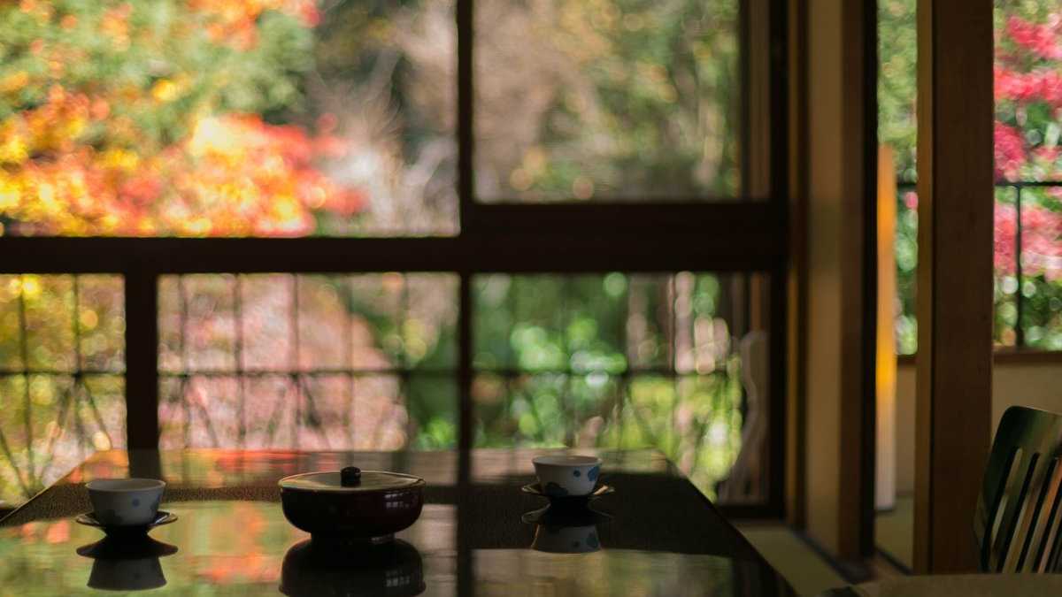 □【富士】の間より望む、紅葉の庭園（イメージ）