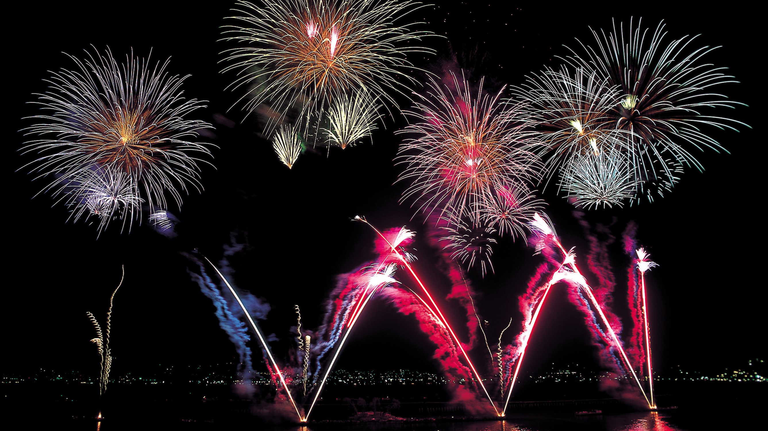 □諏訪湖祭湖上花火大会　毎年8月15日開催