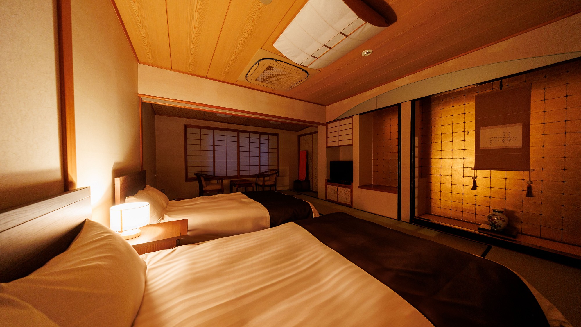 ■【花水木】本館和室10畳　ツインベッド／下諏訪の街並みを望む