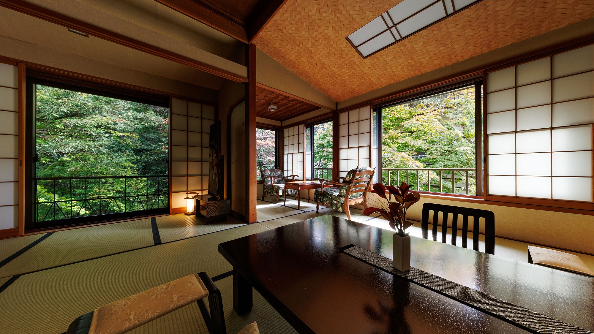 ■【富士】本館和室14畳／四季を映す日本庭園を望む