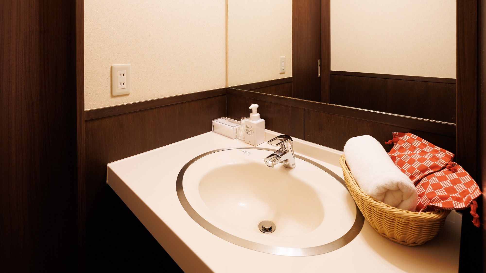 ■【霧島】本館和室14畳／情緒ある諏訪大社の杜を望む