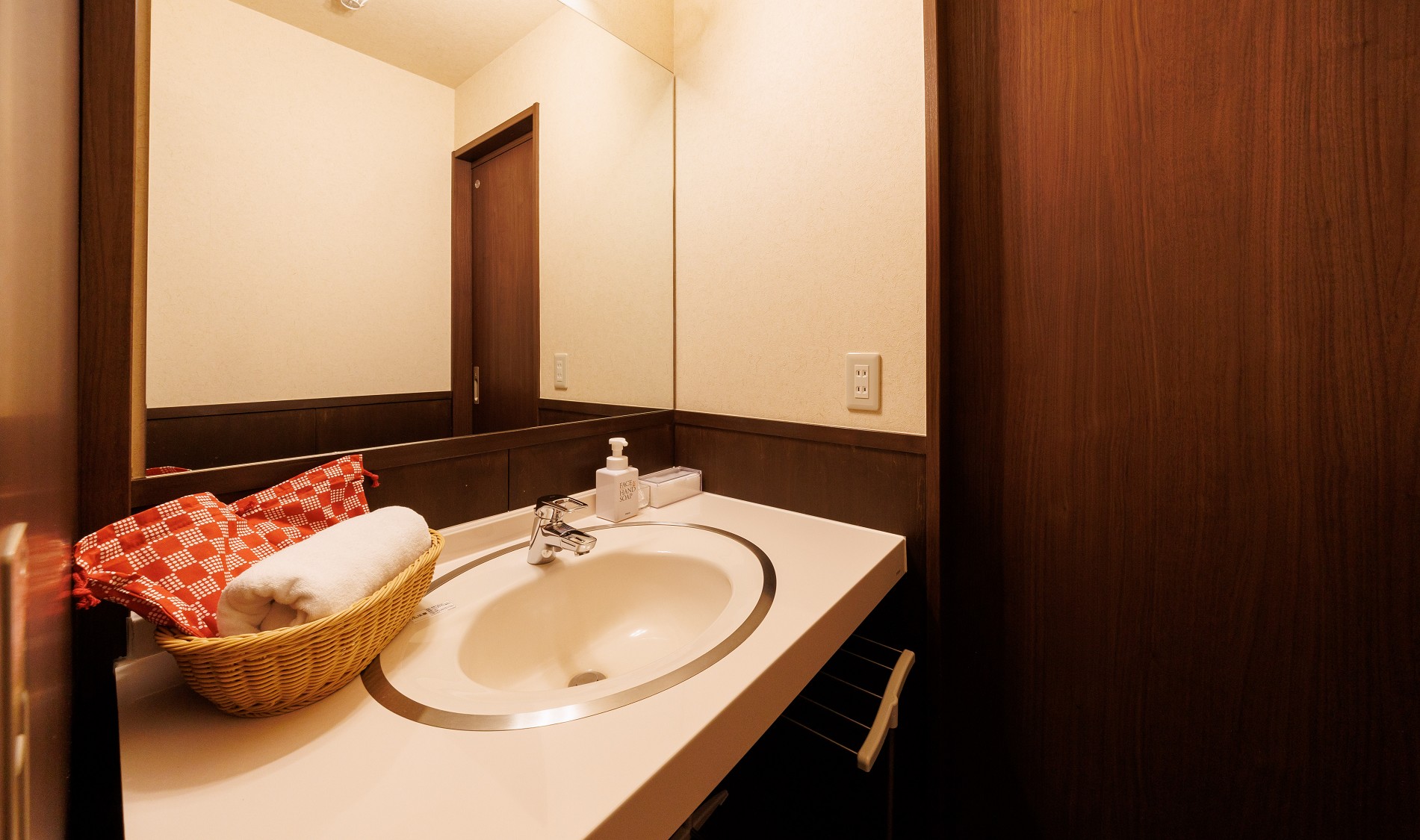 ■【皐月】本館和室8畳／情緒ある諏訪大社の杜を望む