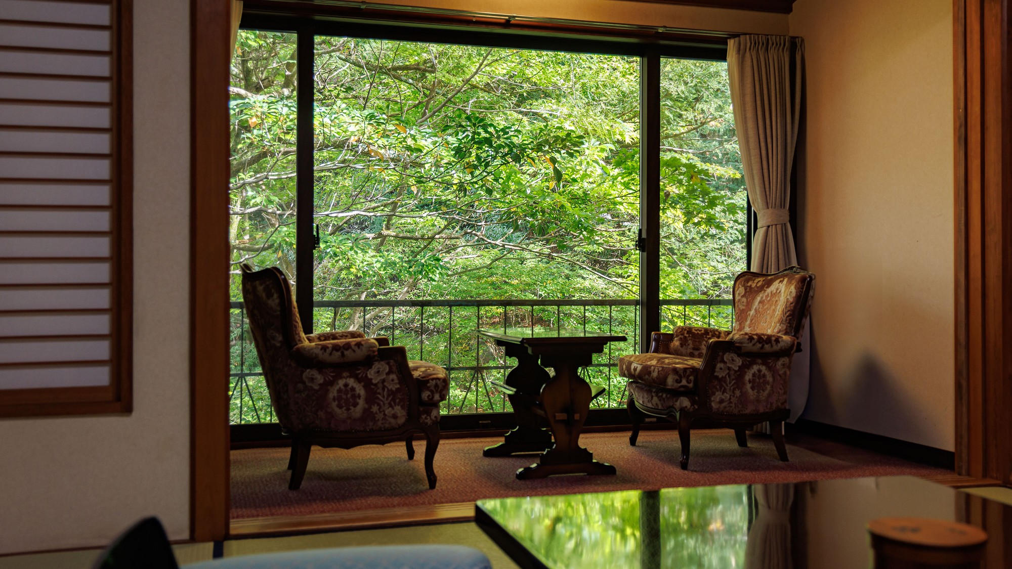 ■【水月】本館和室10畳＋広縁／四季を映す日本庭園を望む