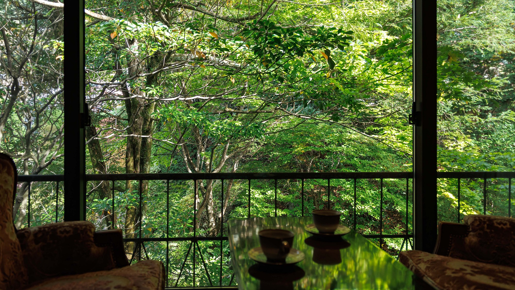 ■【水月】本館和室10畳＋広縁／四季を映す日本庭園を望む