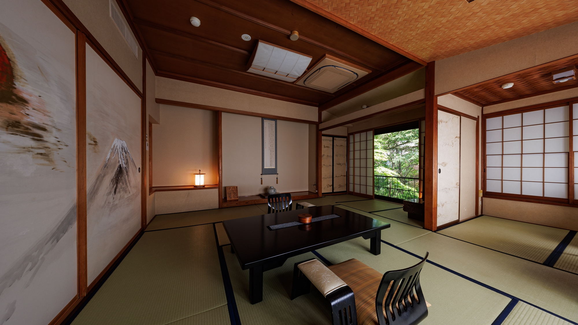 ■【富士】本館和室14畳／四季を映す日本庭園を望む