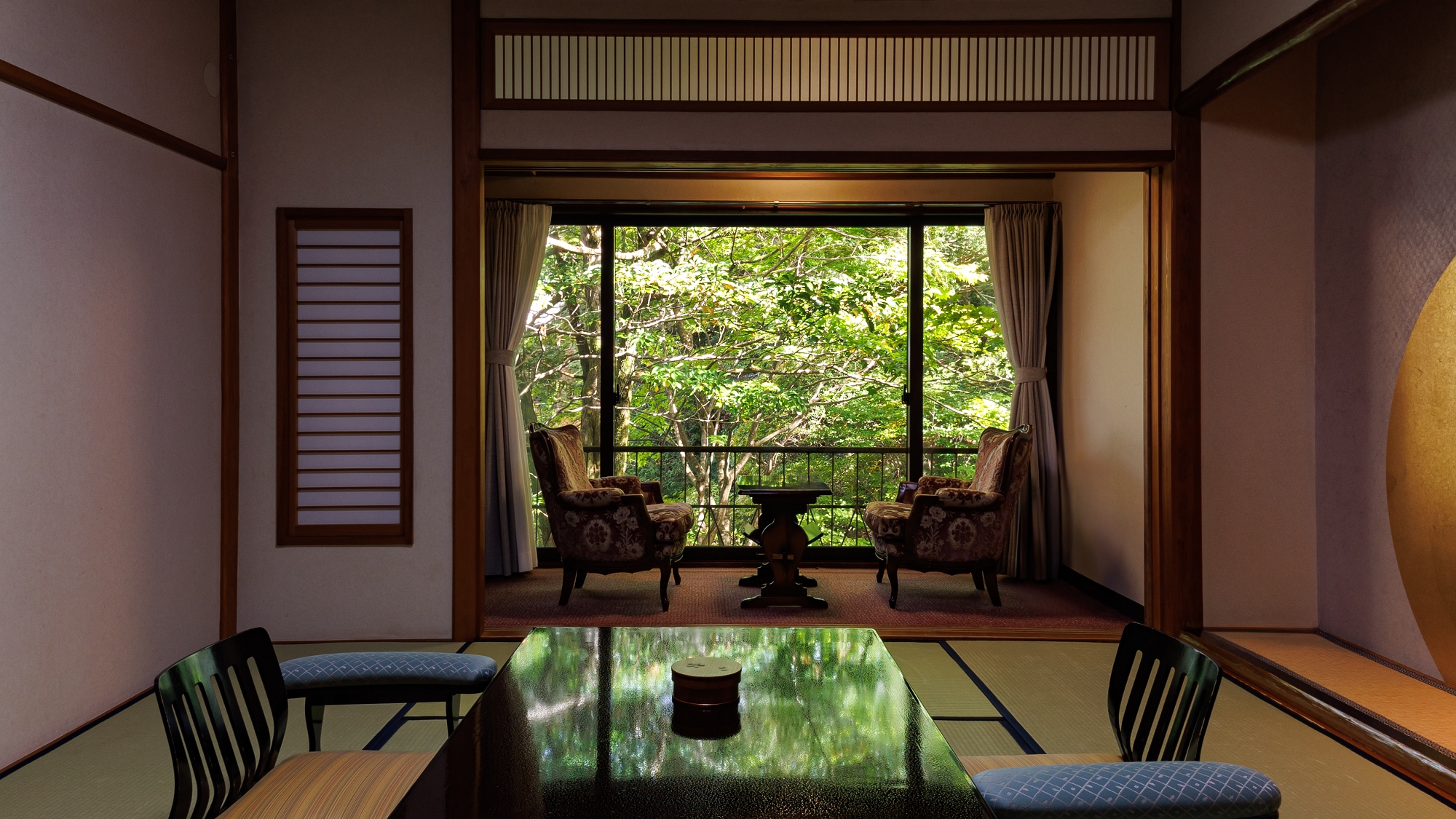 ■【水月】本館和室10畳＋広縁／四季を映す日本庭園を望む