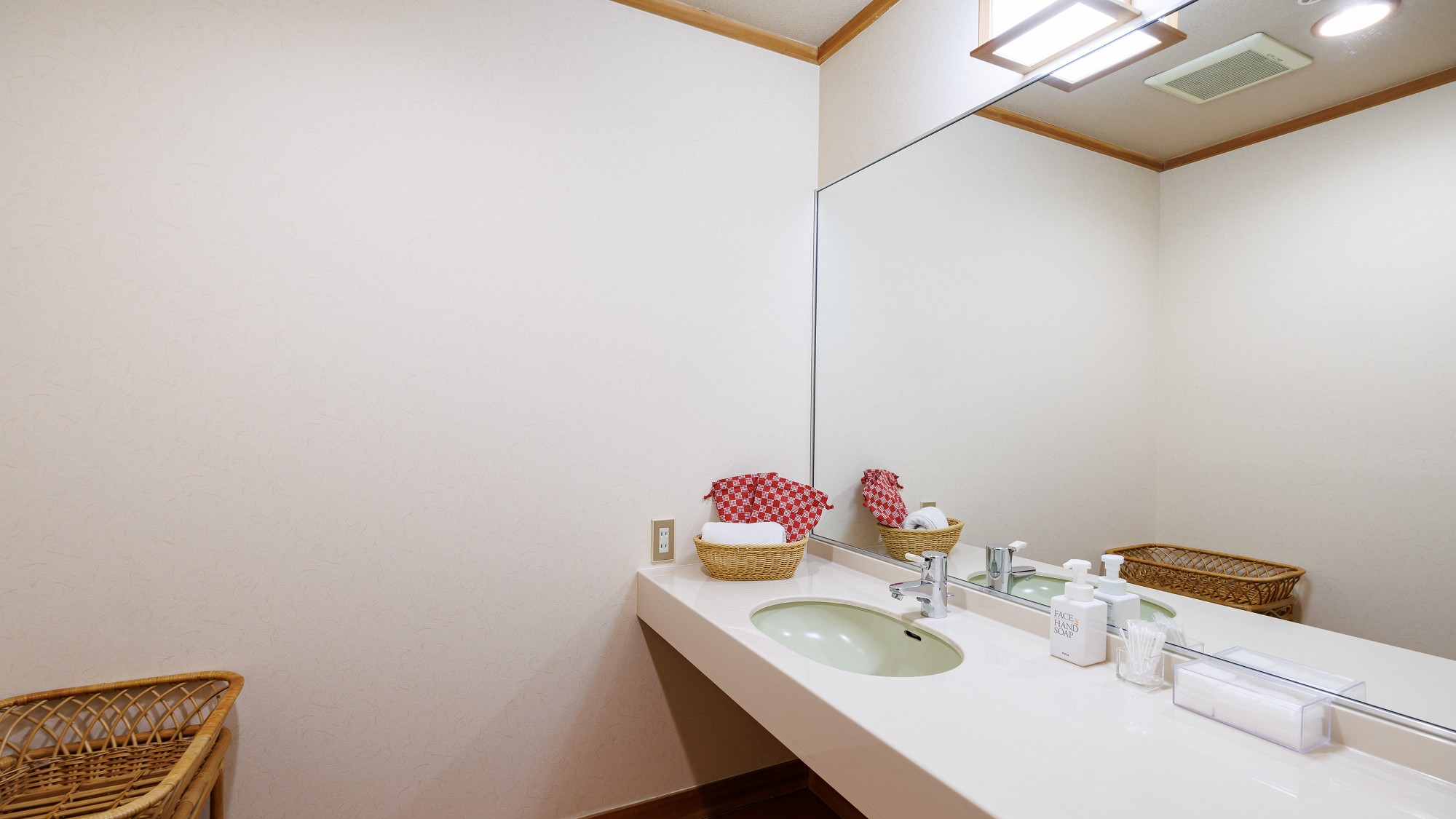 ■【羽衣・孔雀・金波】和室13畳＋広縁