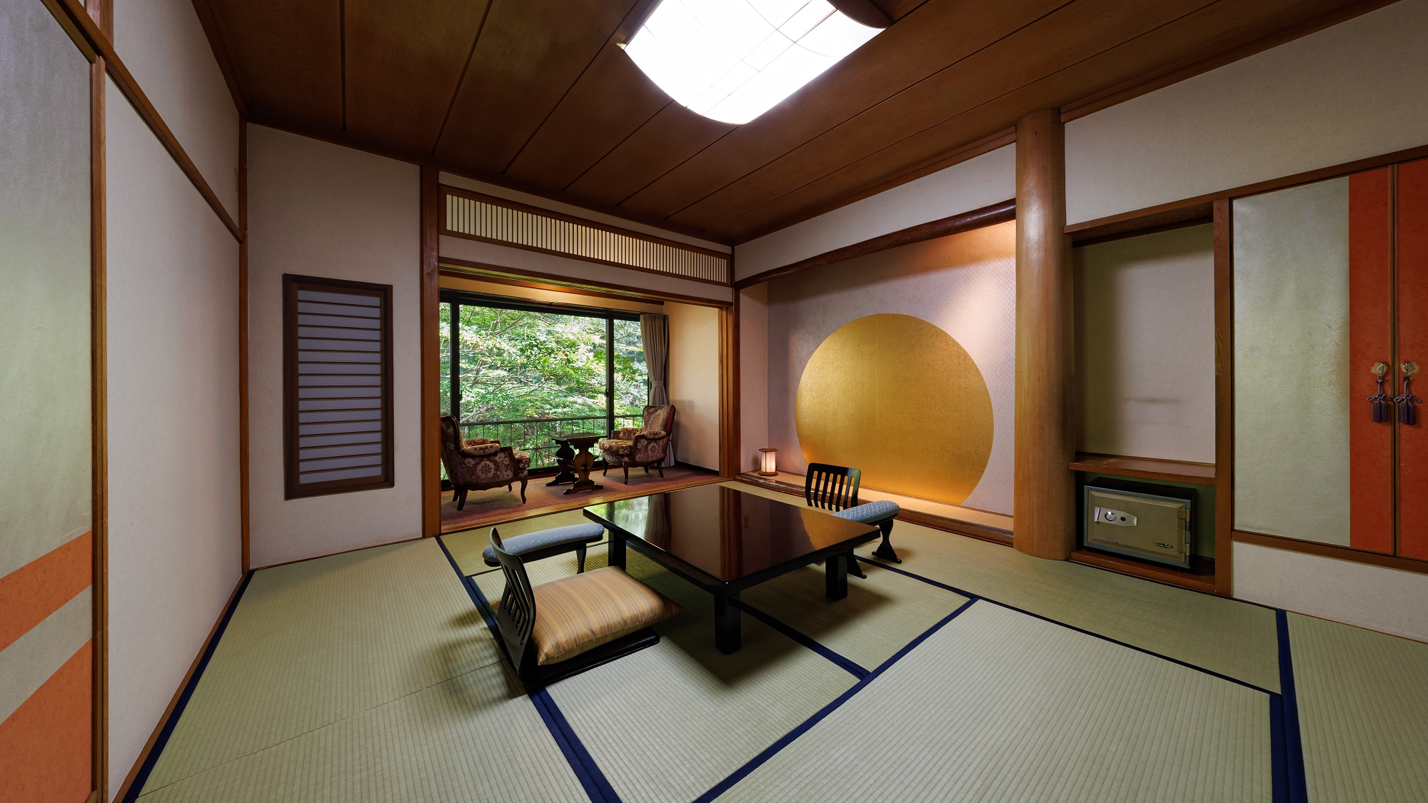 ■【水月】本館和室10畳＋広縁／四季を映す日本庭園を望む