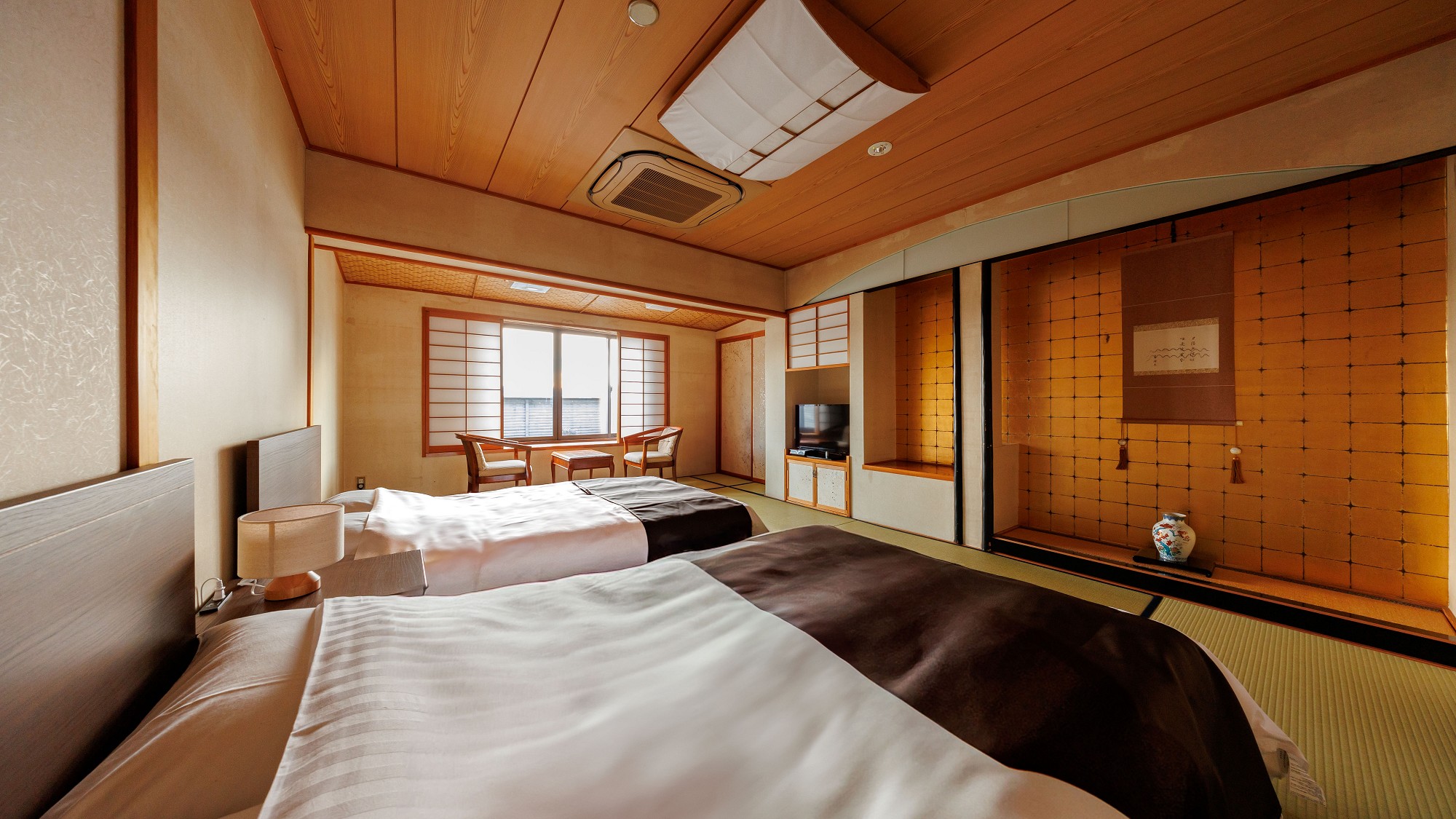 ■【花水木】本館和室10畳　ツインベッド／下諏訪の街並みを望む