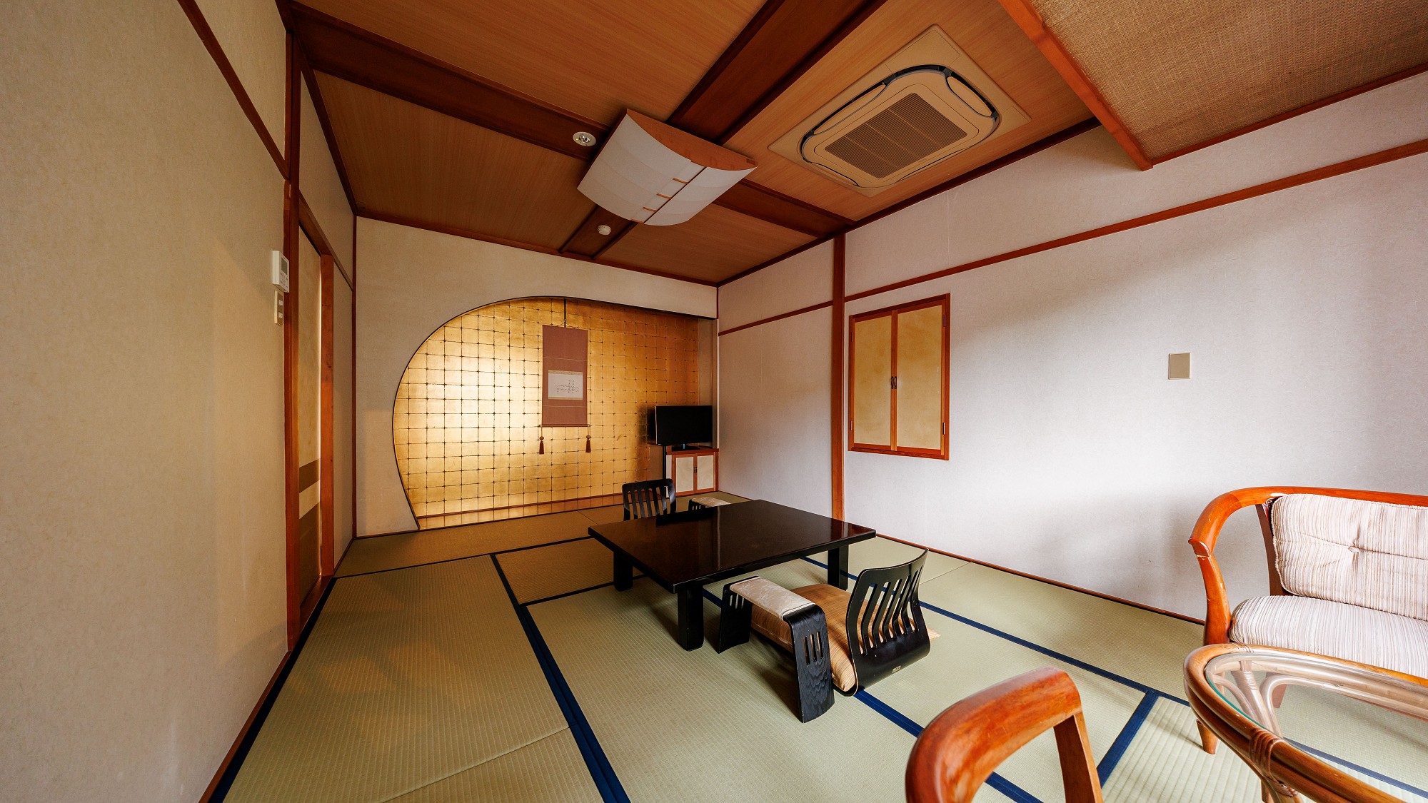 ■【皐月】本館和室8畳／情緒ある諏訪大社の杜を望む