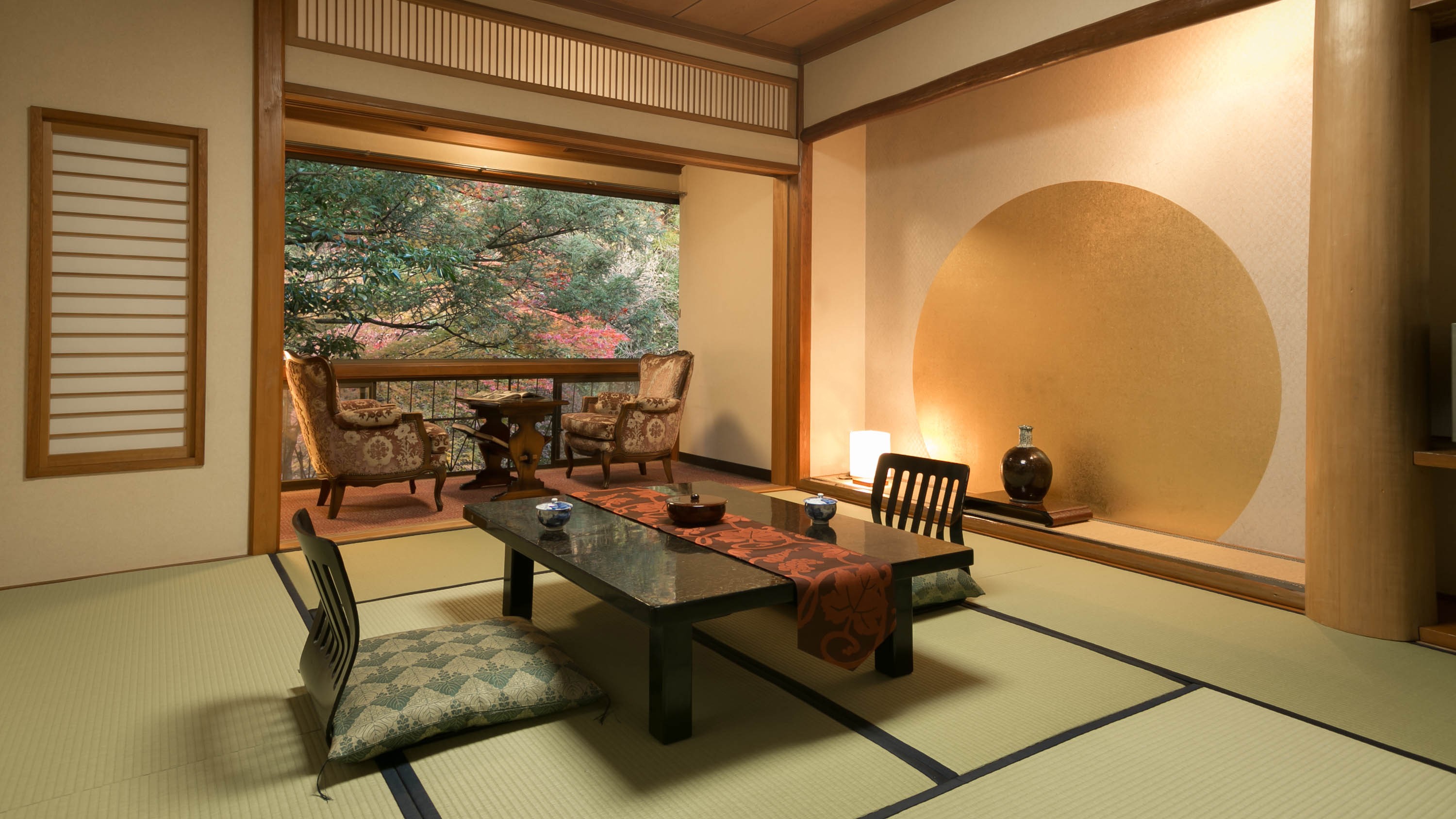 □【水月】本館和室10畳＋広縁／四季を映す日本庭園を望む