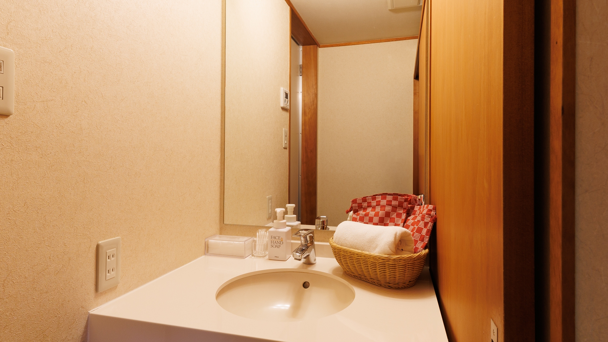 ■【水月】本館和室10畳＋広縁／四季を映す日本庭園を望む