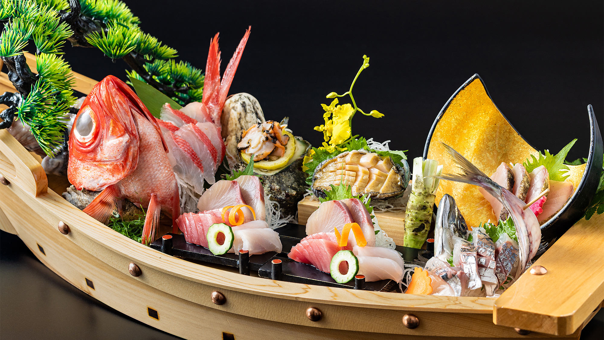 【ご夕食お料理一例〝造里〟】＜舟盛り＞季節の鮮魚盛り込み